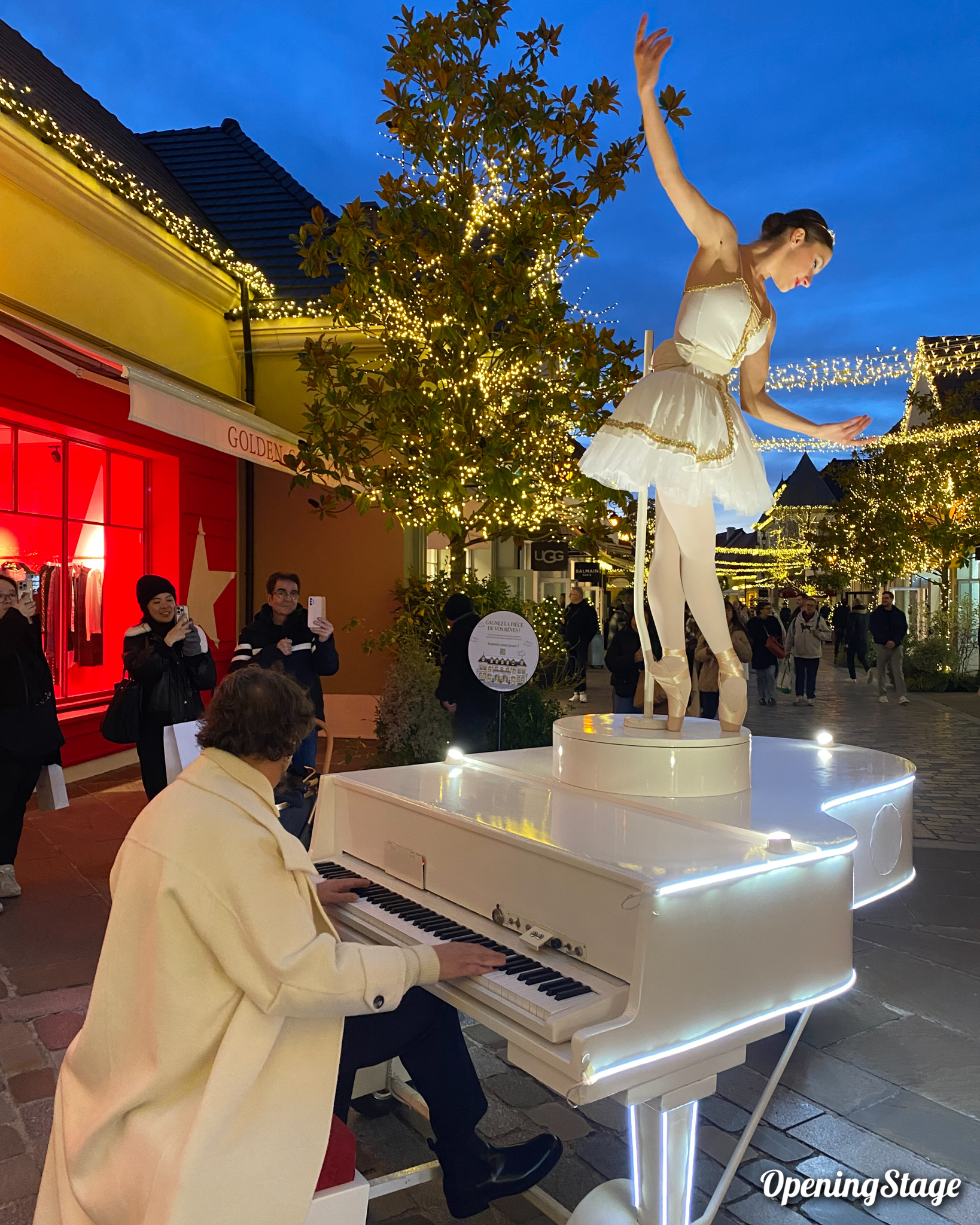 Notre carillon géant composé d'un pianiste et d'une danseuse classique à La Vallée Village
