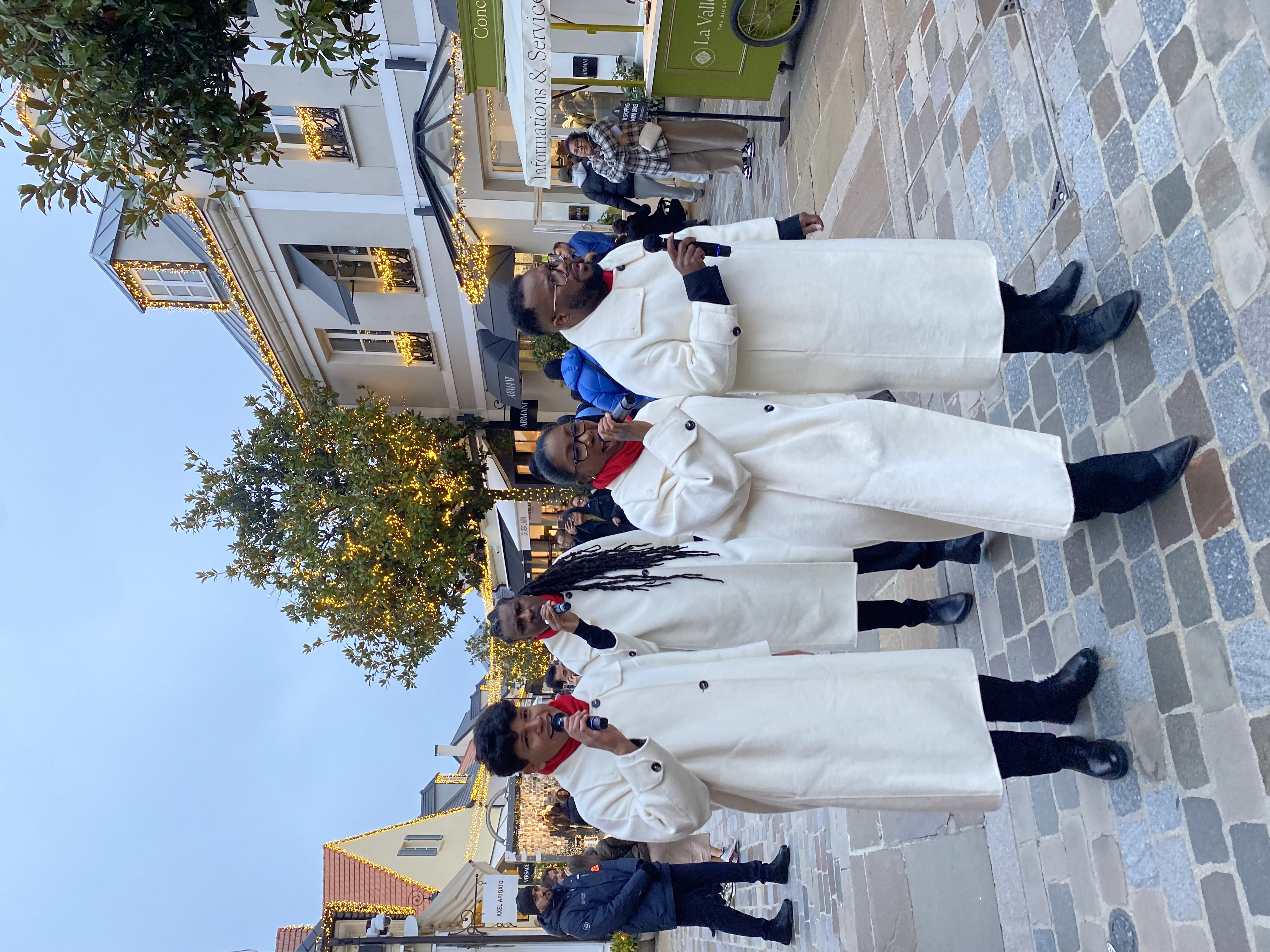 Notre gospel en déambulation à La Vallée Village pour les fêtes de fin d'année