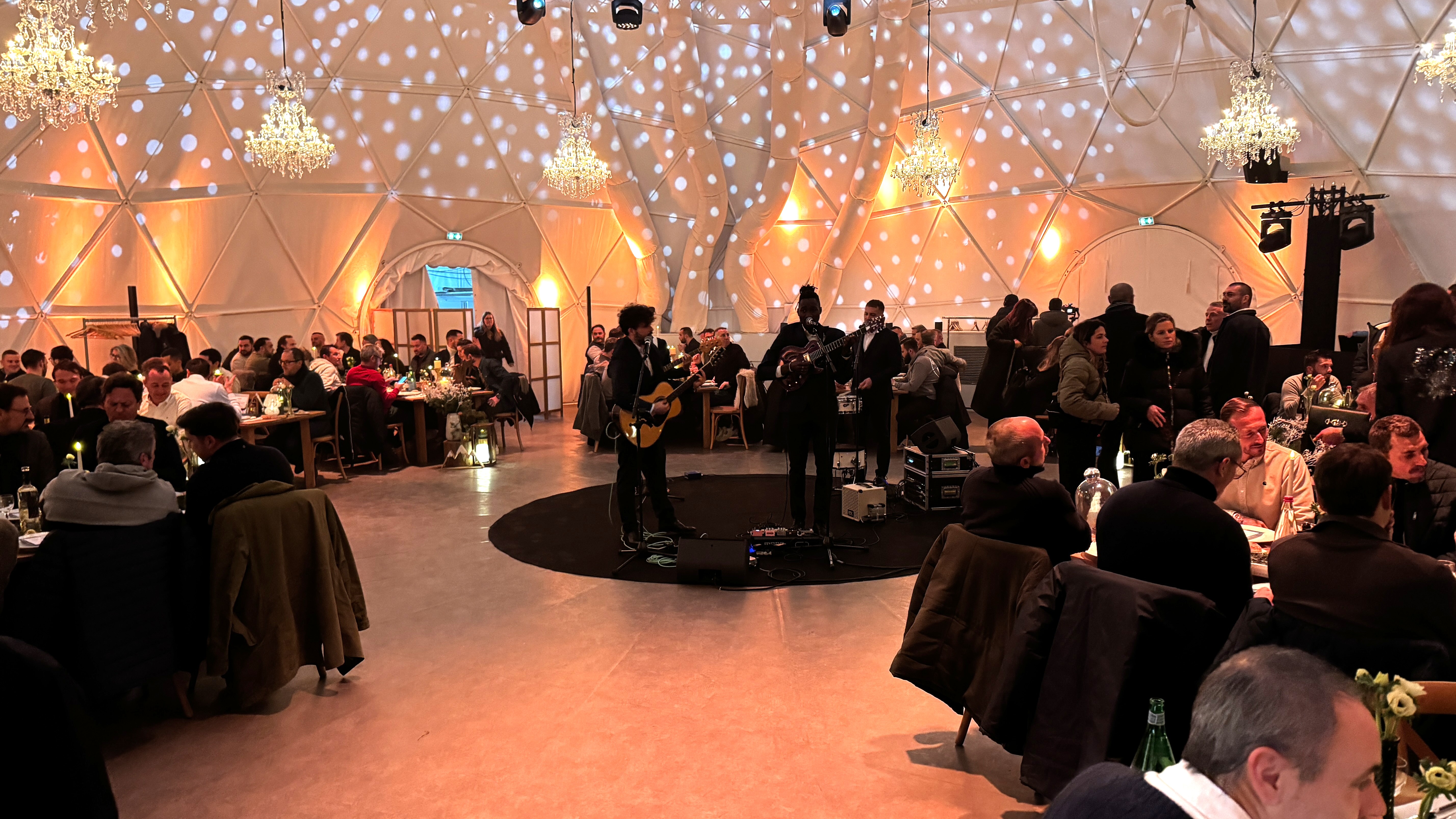 Notre strolling band, quatre chanteurs élégants, animent une soirée d'entreprise à The Camp Aix-en-Provence
