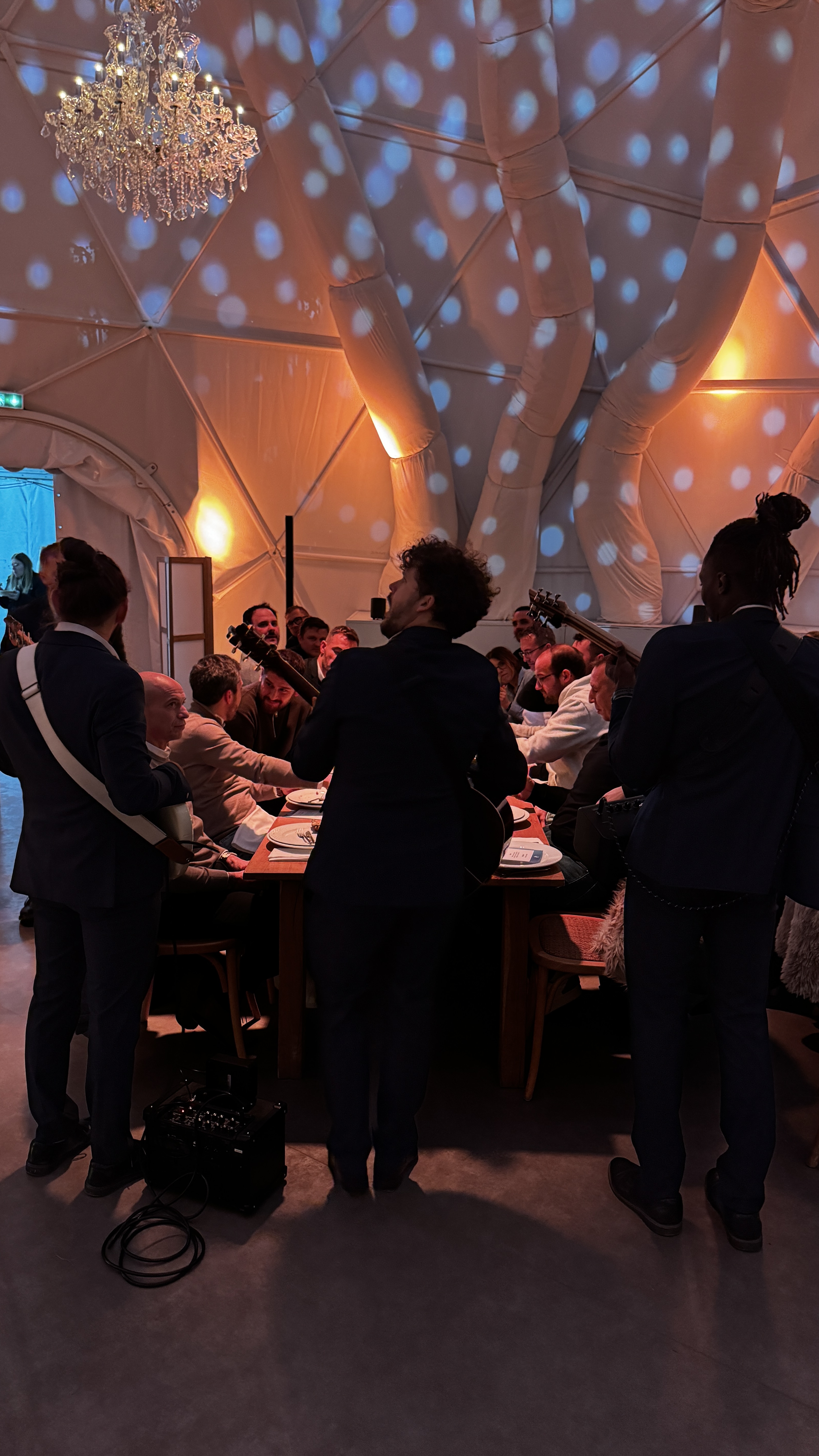 Notre strolling band, quatre chanteurs élégants, animent une soirée d'entreprise à The Camp Aix-en-Provence