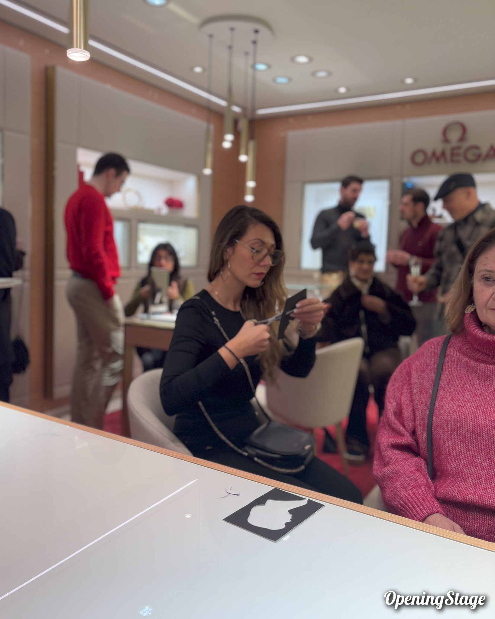 Notre silhouettiste Mélani dans les boutiques Omega de Paris & Lyon