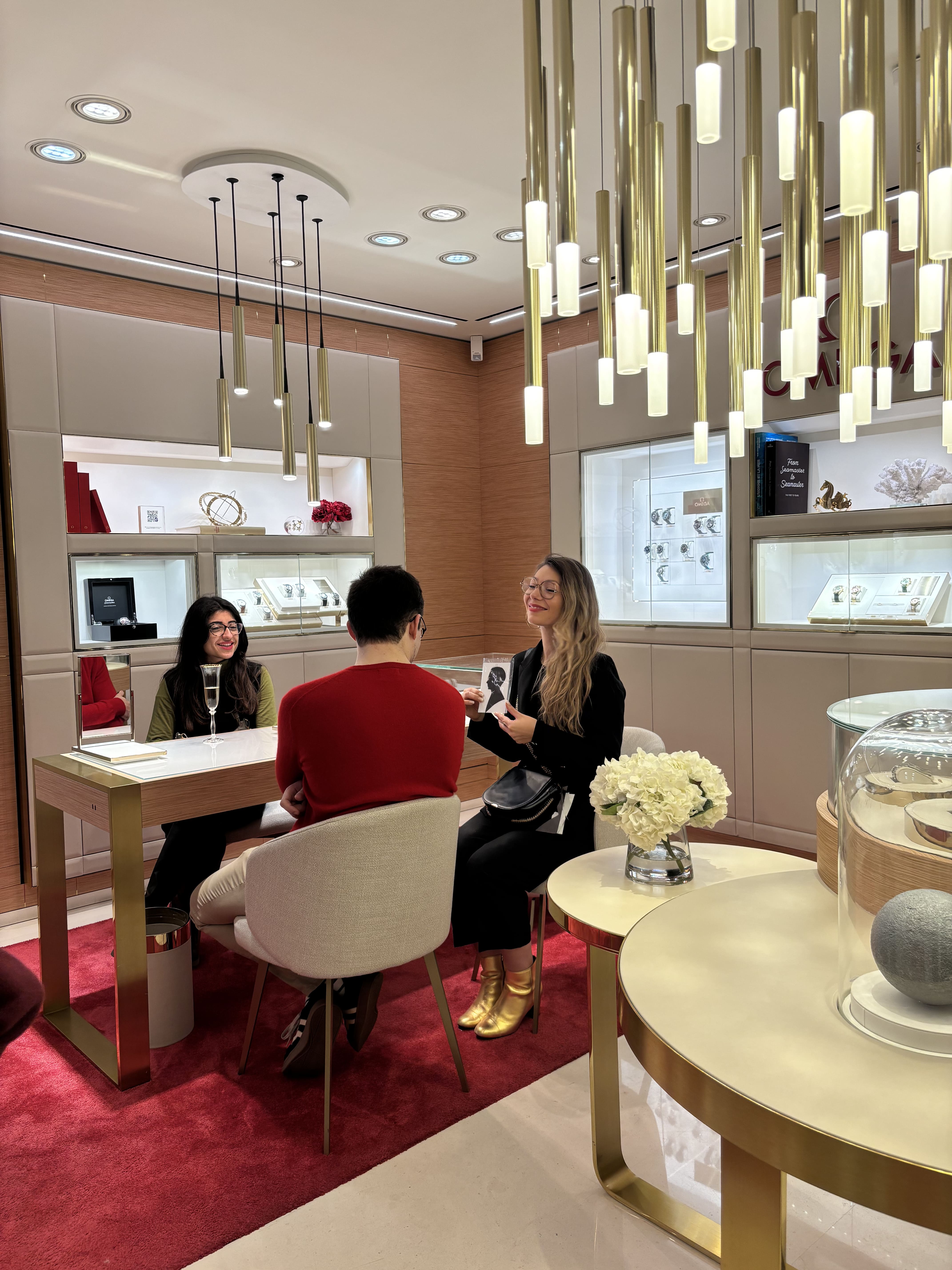 Notre silhouettiste Mélani dans les boutiques Omega de Paris & Lyon