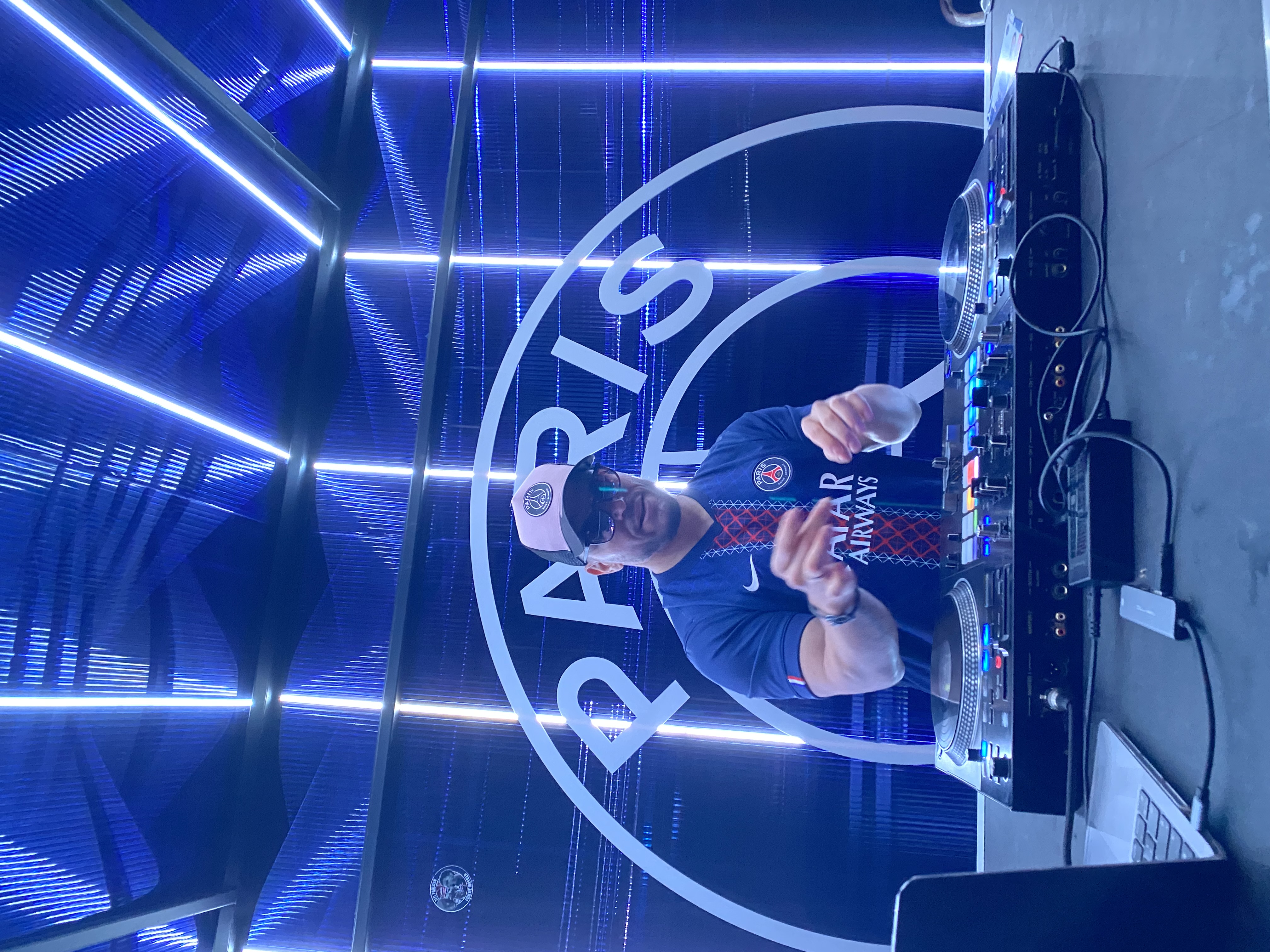 Notre Dj dans les coursives du Parc des Princes pour le match du PSG fan expérience