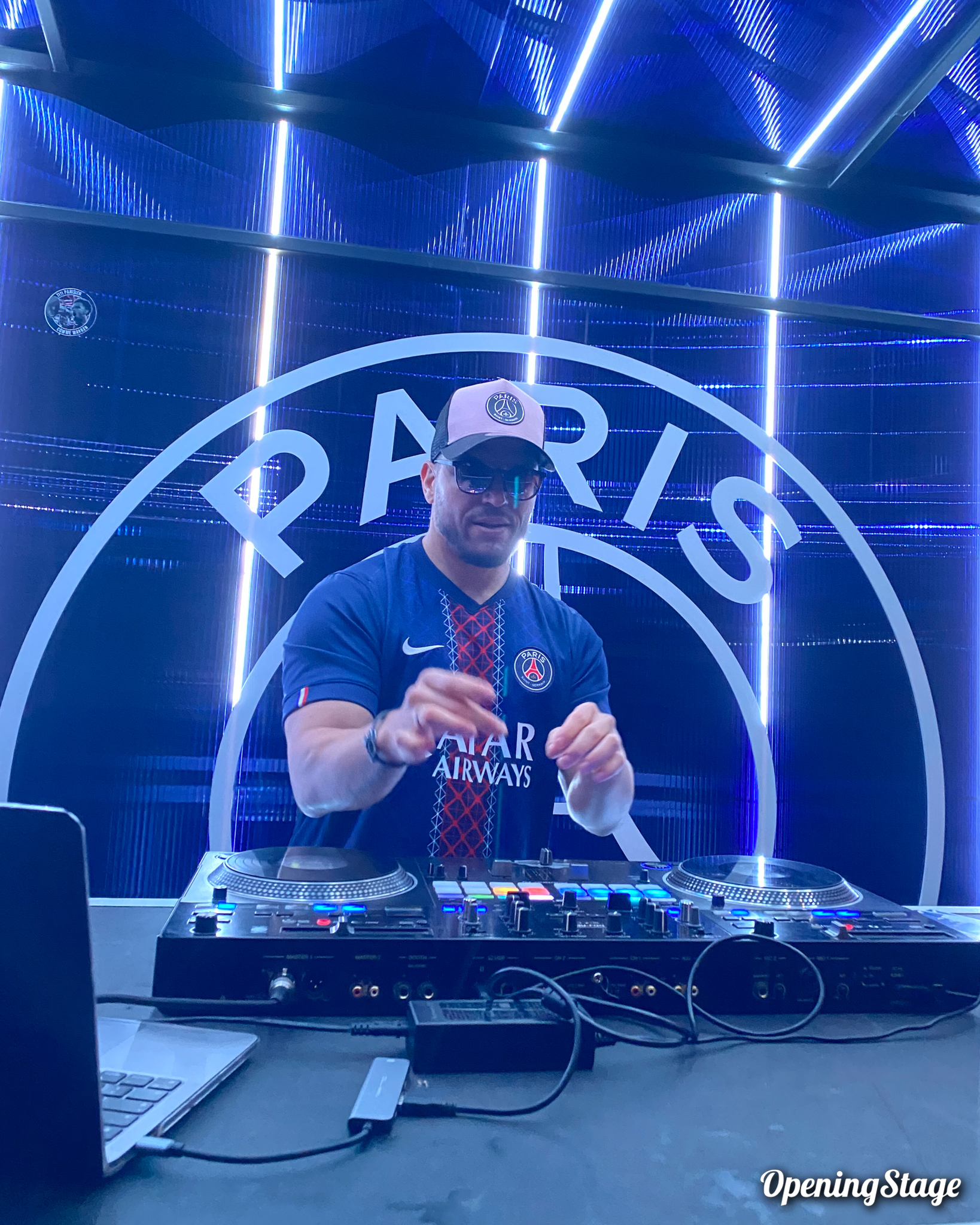 Notre dj mixe pour les supporters du psg dans la fanzone