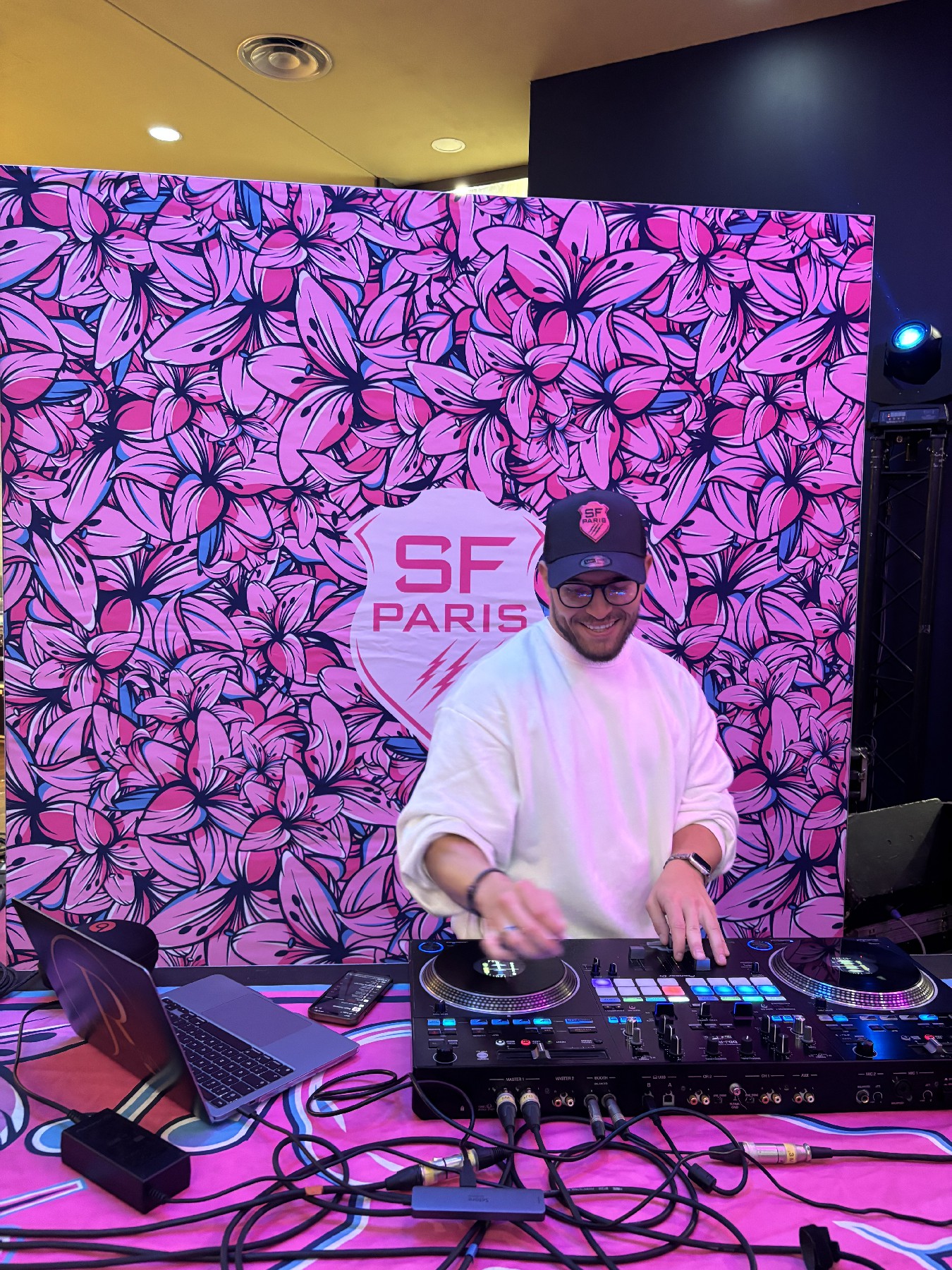 Notre DJ dans les espaces hospitalités et pour la Bodéga du Stade Français Paris