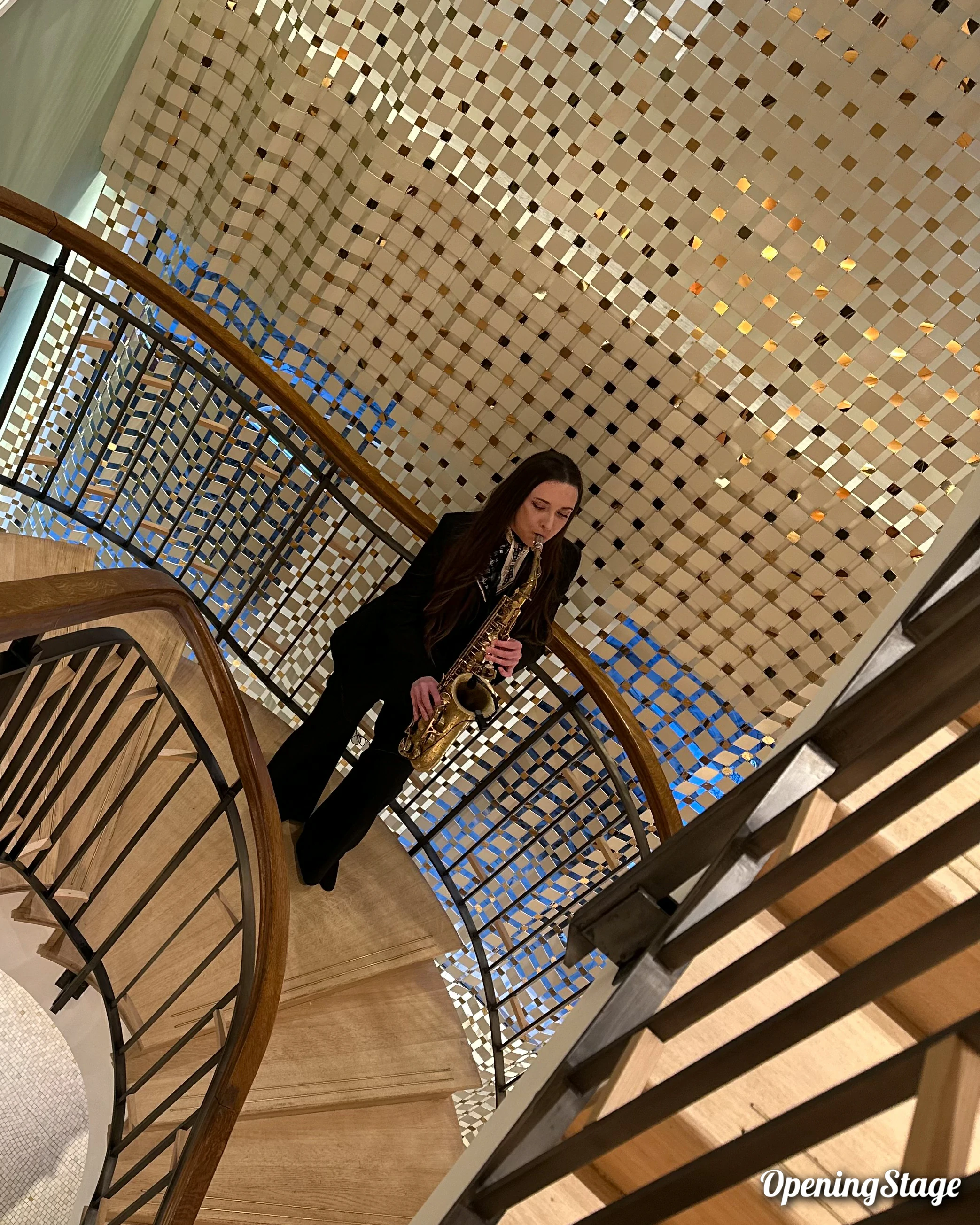 Notre saxophoniste dans la boutique Louis Vuitton de Bruxelles
