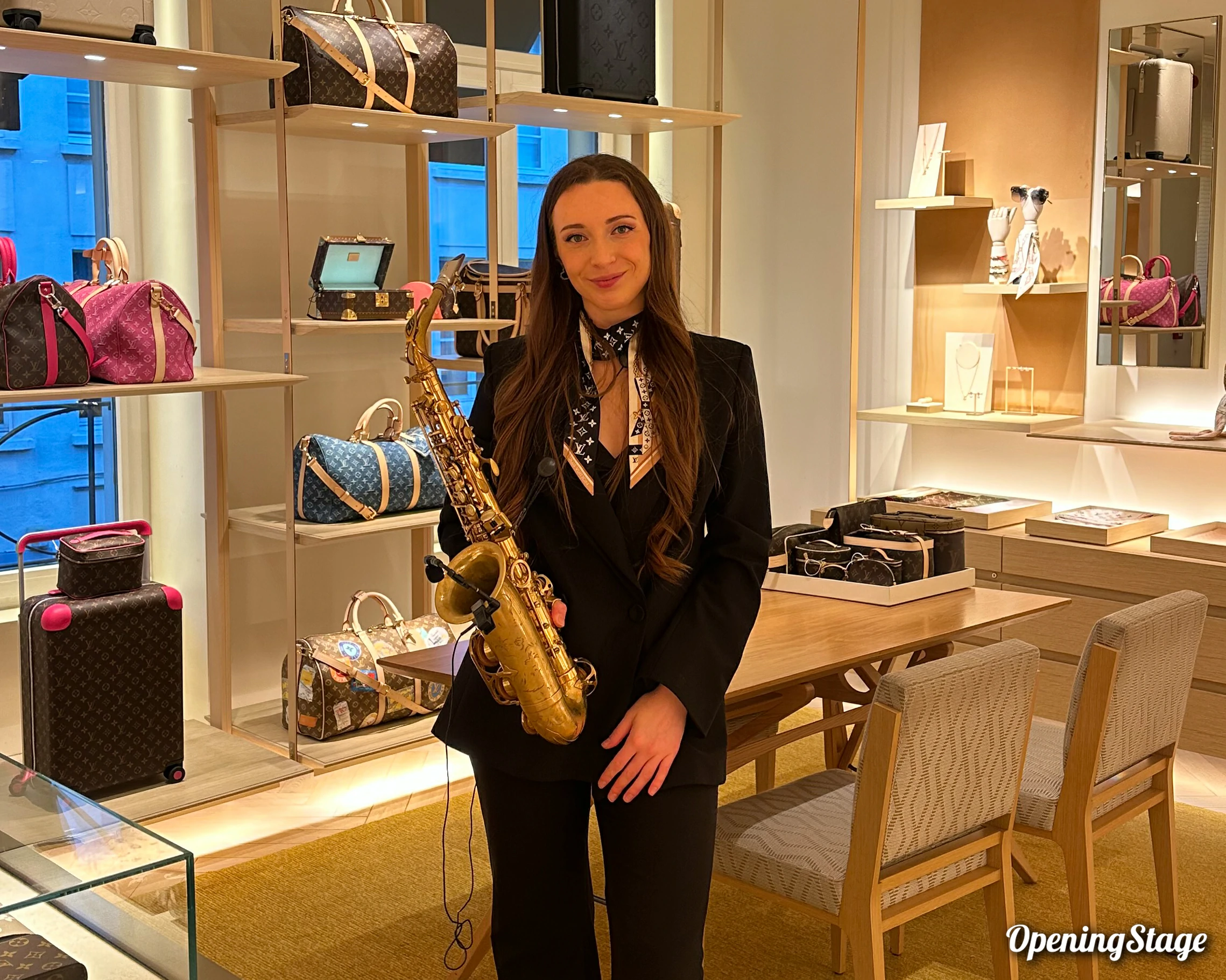 Notre saxophoniste dans la boutique Louis Vuitton de Bruxelles