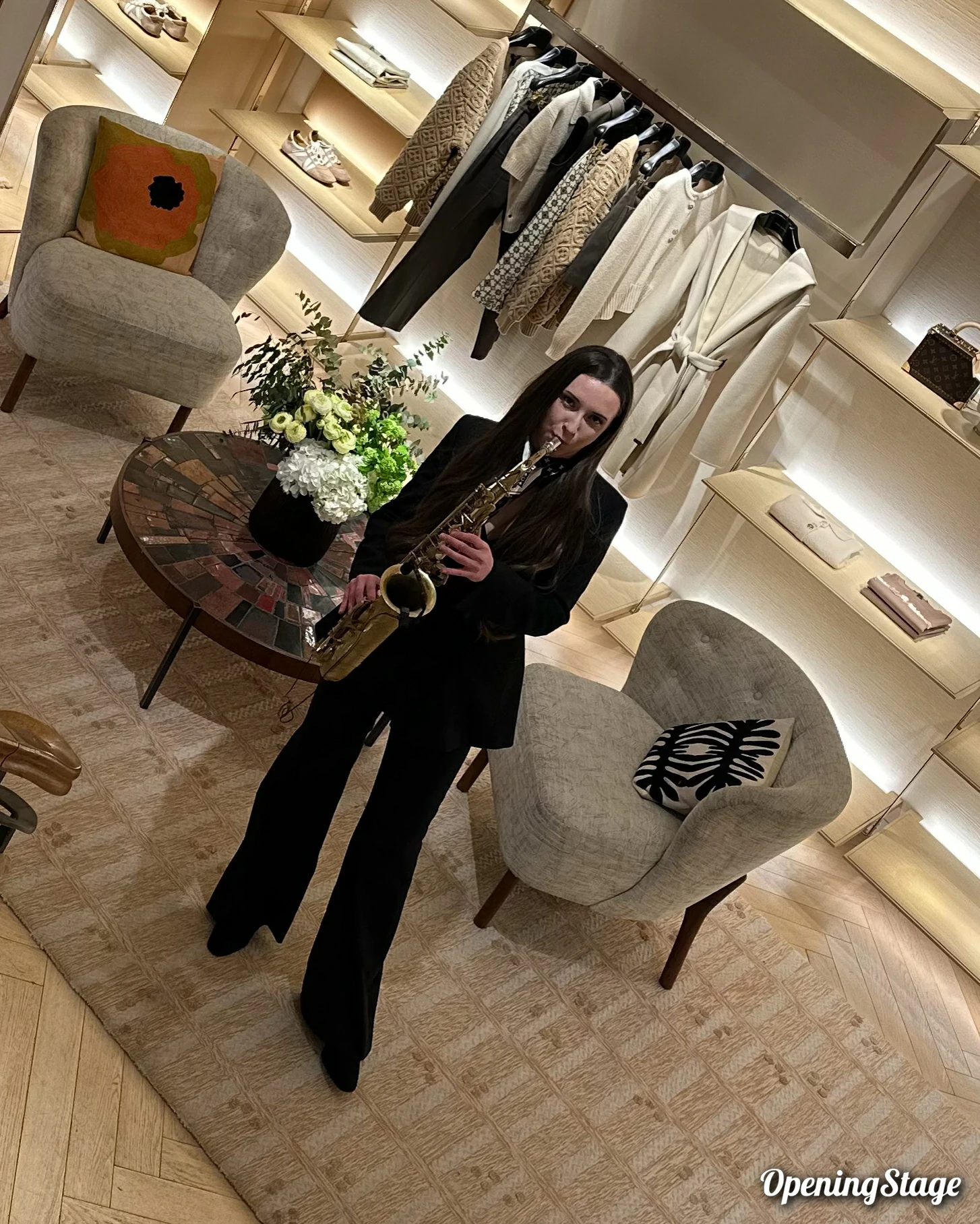 Notre saxophoniste dans la boutique Louis Vuitton de Bruxelles