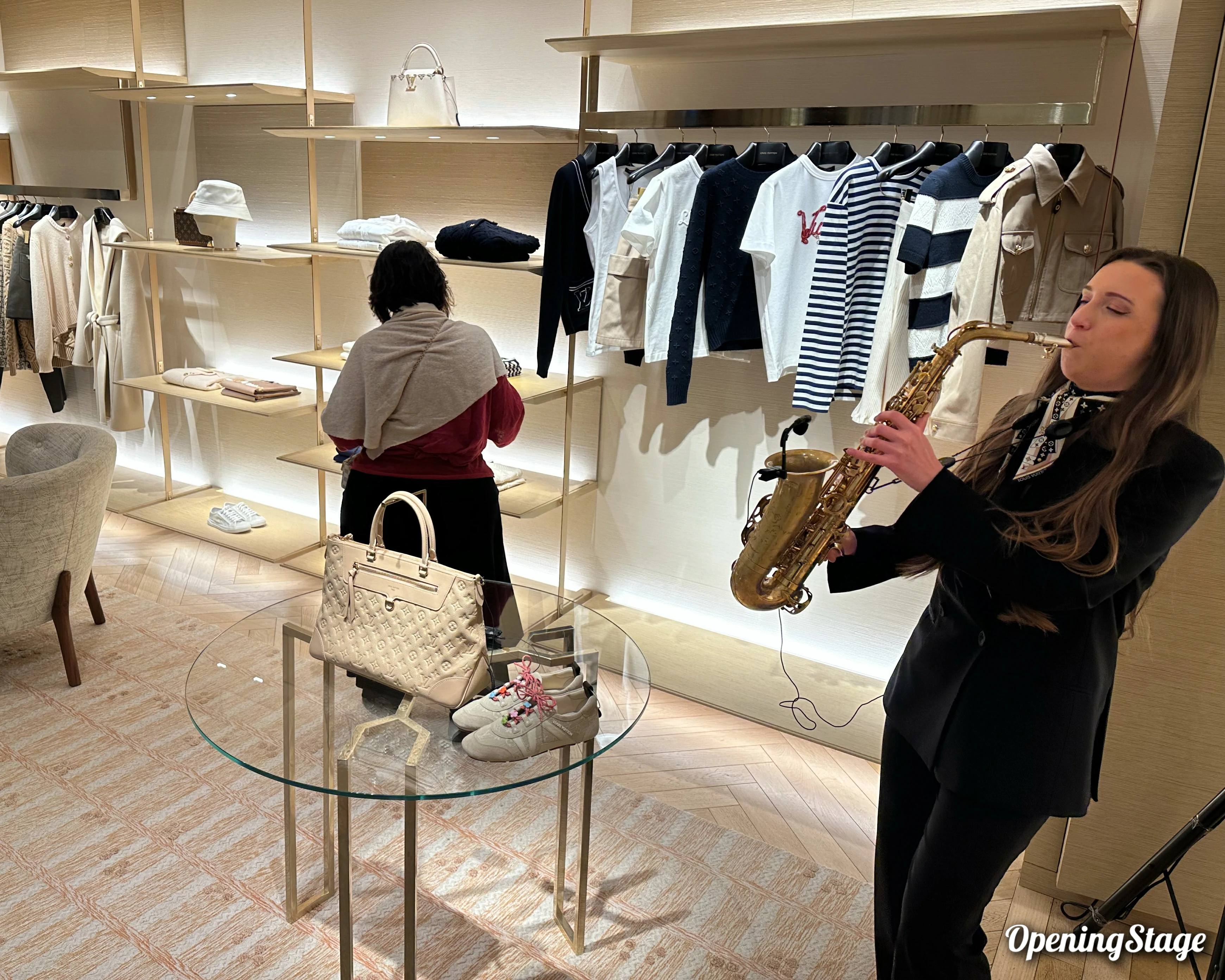 Notre saxophoniste dans la boutique Louis Vuitton de Bruxelles