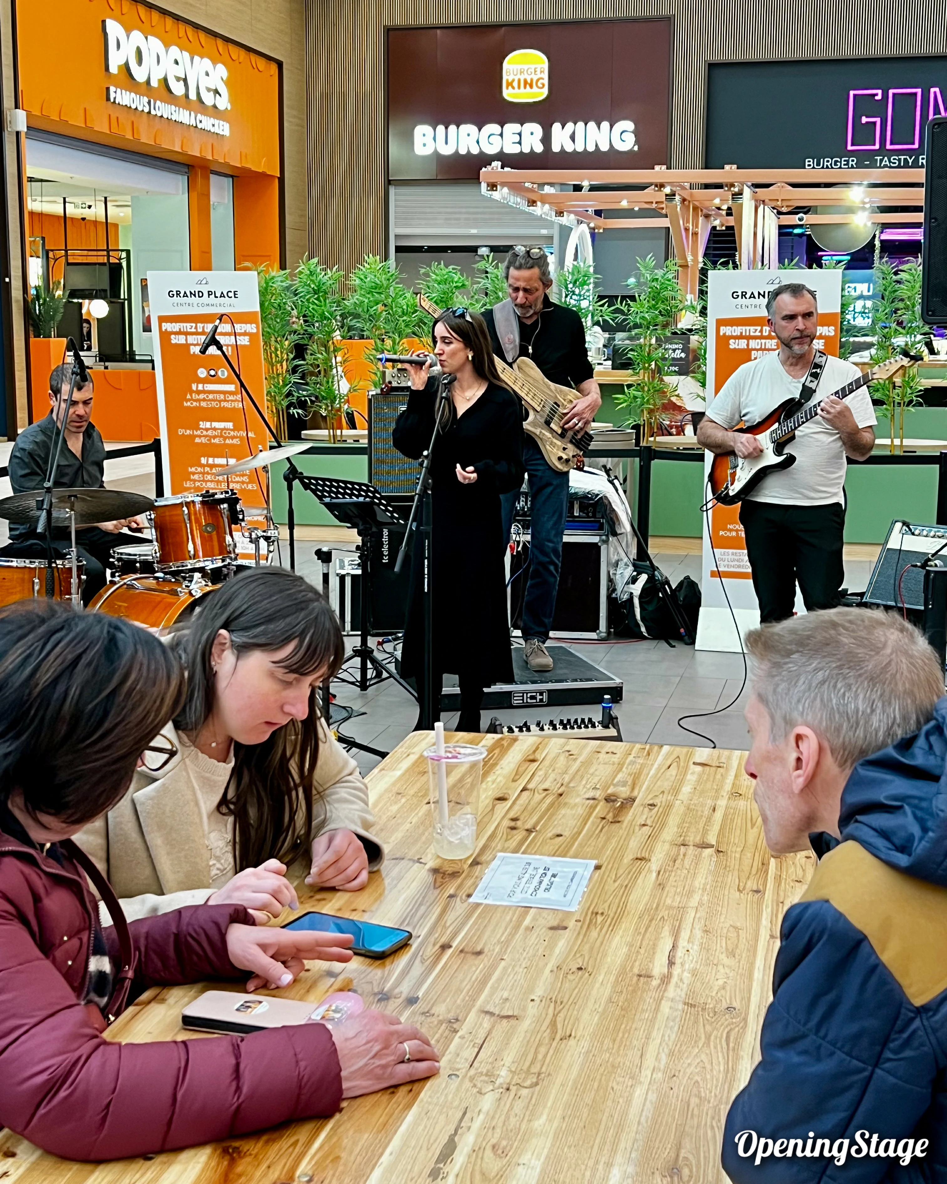 Notre groupe Pop/Soul à Grenoble dans le centre commercial Grand Place