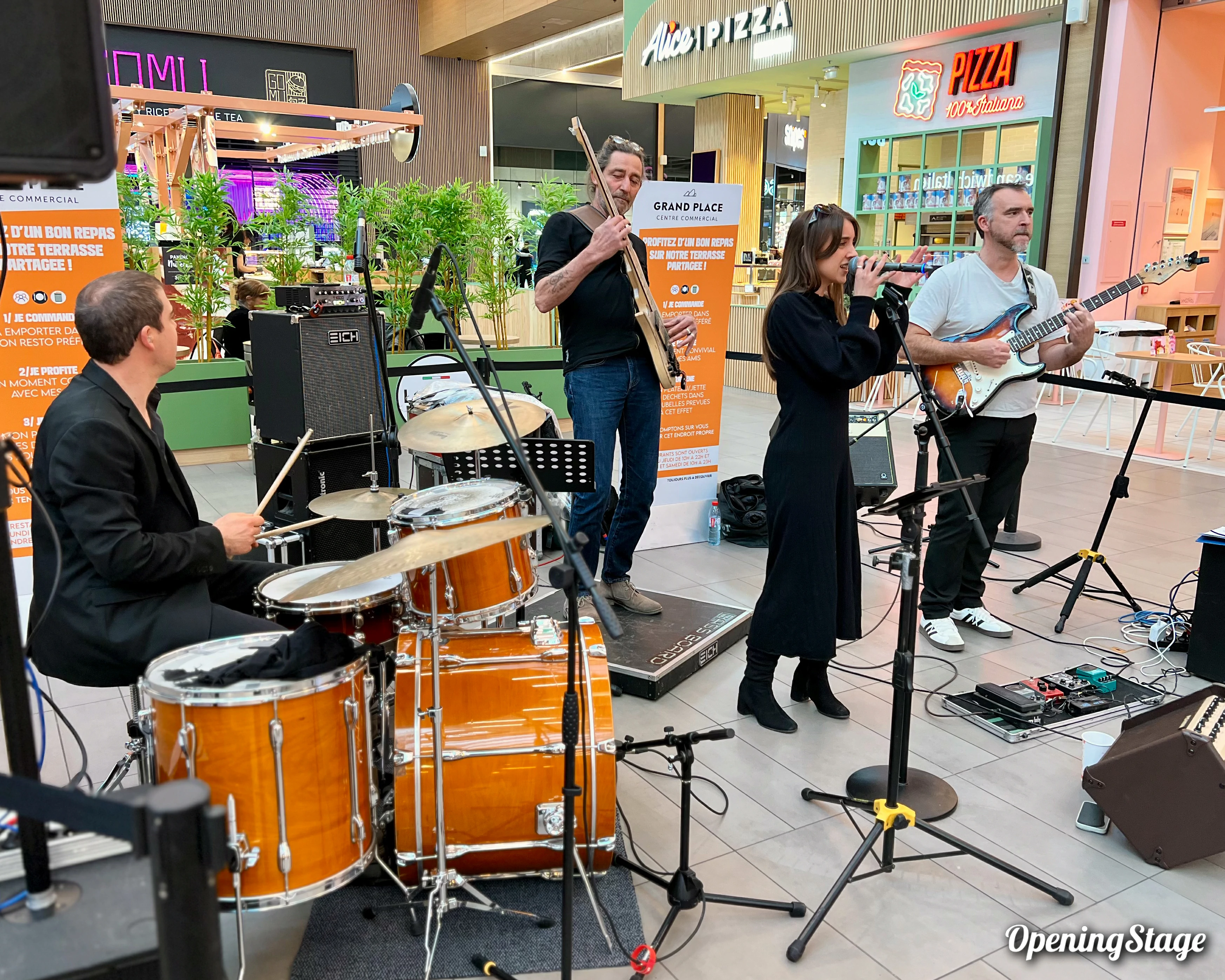 Notre groupe Pop/Soul à Grenoble dans le centre commercial Grand Place