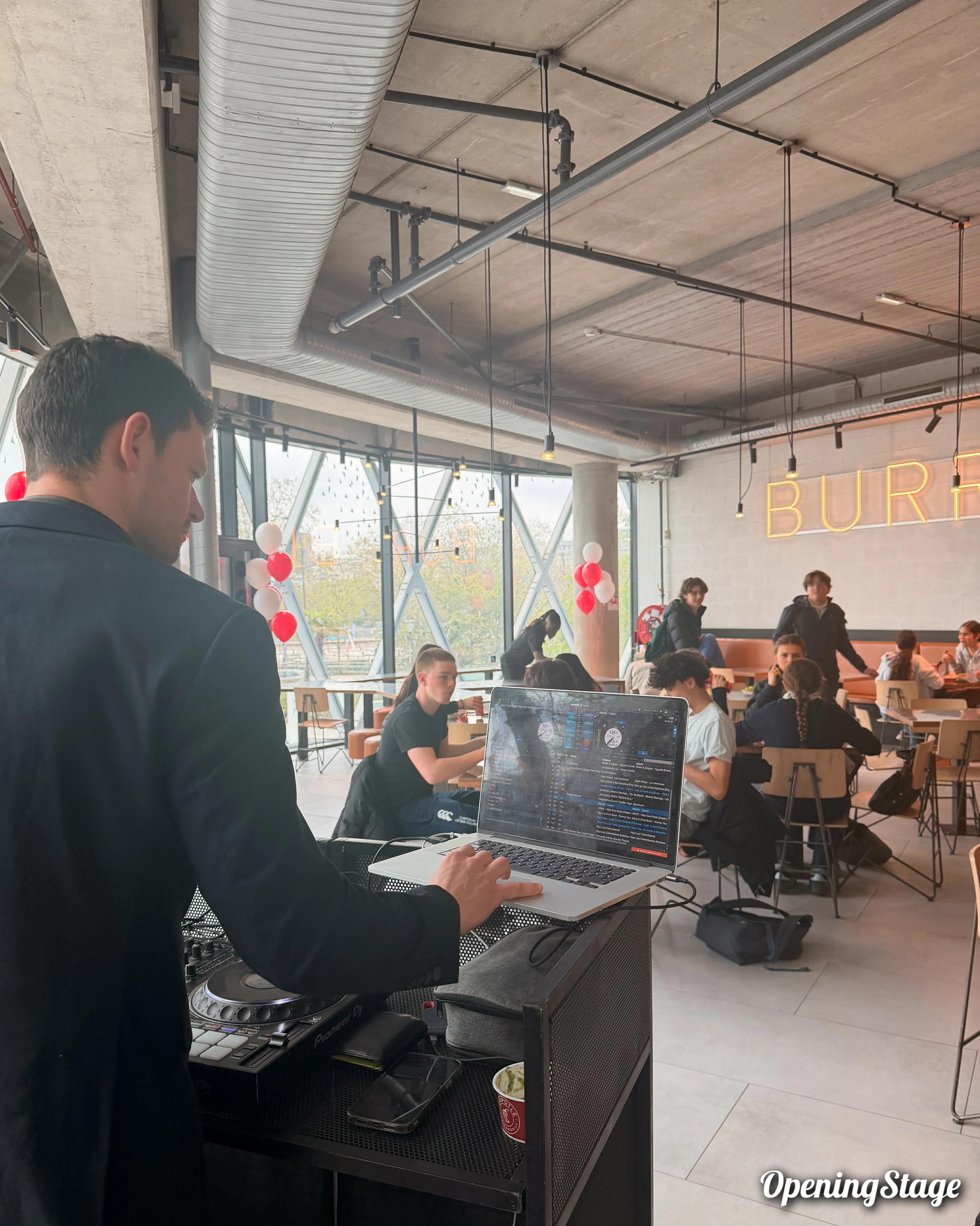 Notre DJ au Chipotle dans le centre commercial Beaugrenelle