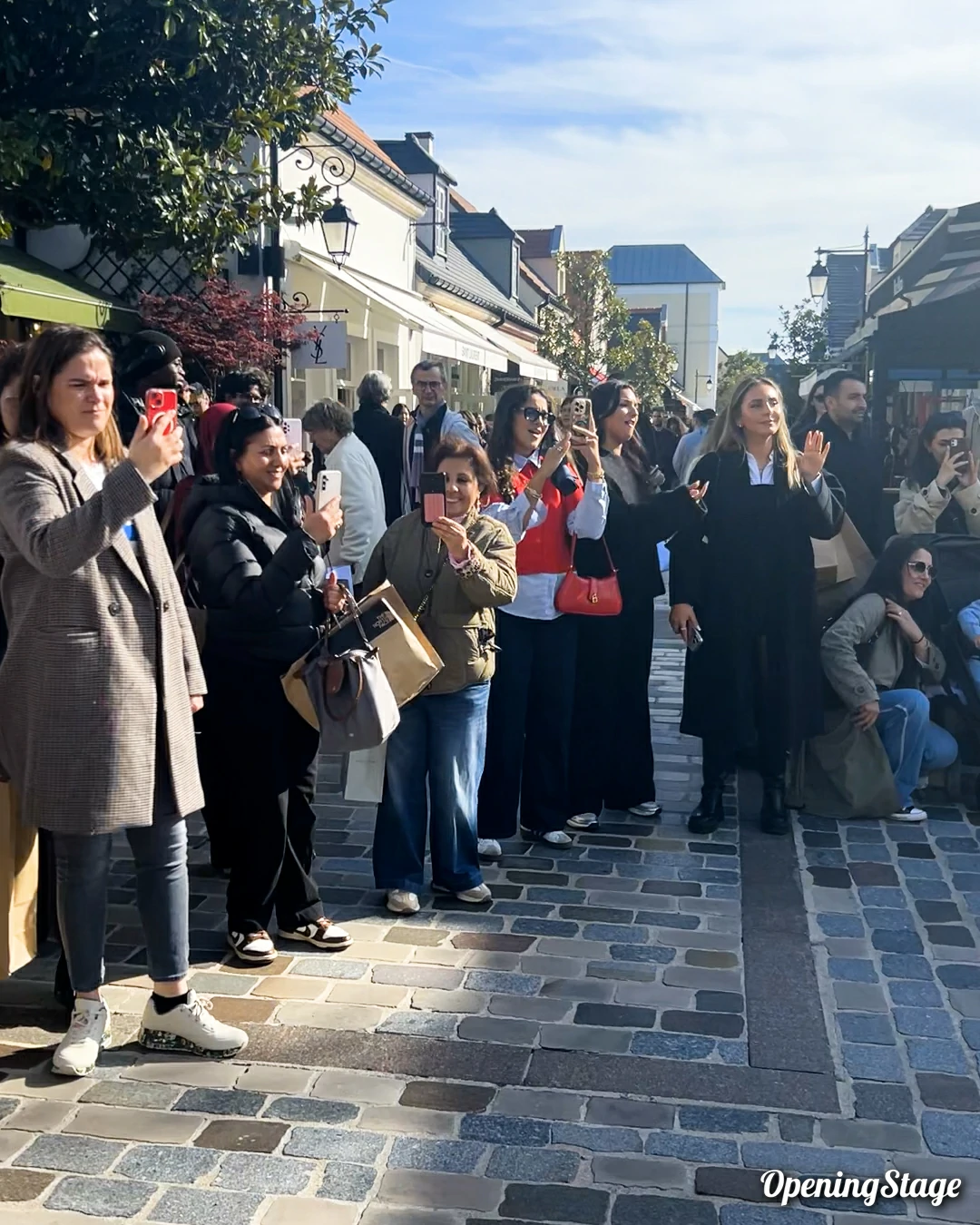 Des chanteurs gospels déambulent dans les allées de la Vallée Village