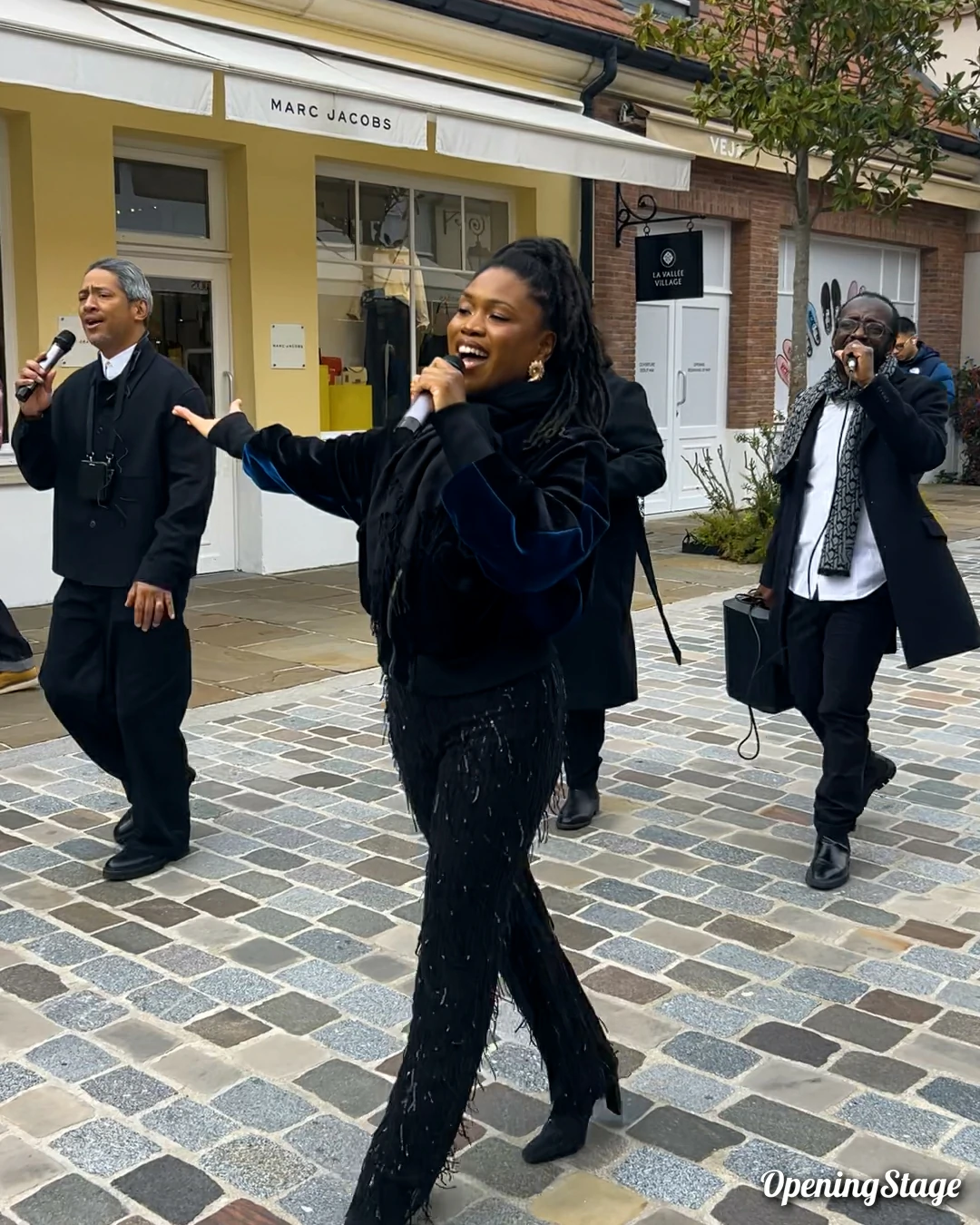 Des chanteurs gospels déambulent dans les allées de la Vallée Village