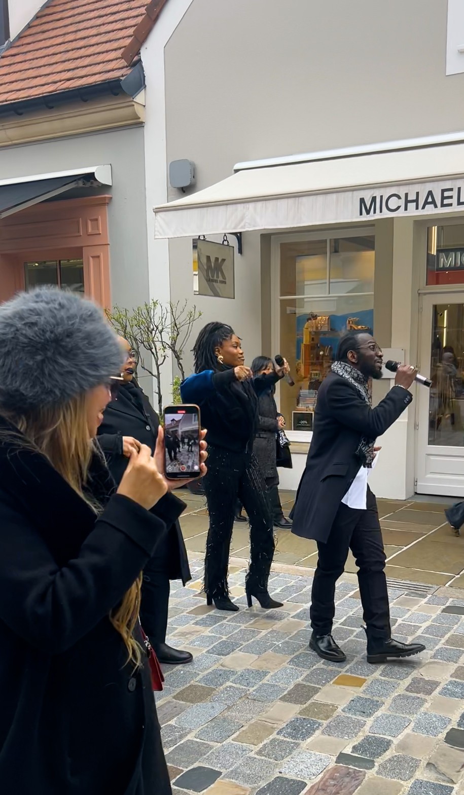 Des chanteurs gospels déambulent dans les allées de la Vallée Village