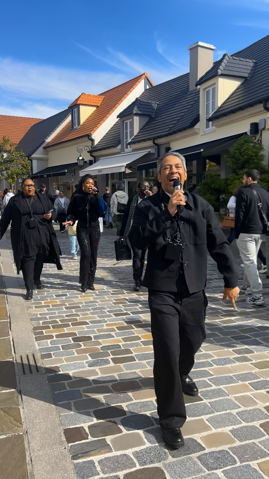 Des chanteurs gospels déambulent dans les allées de la Vallée Village
