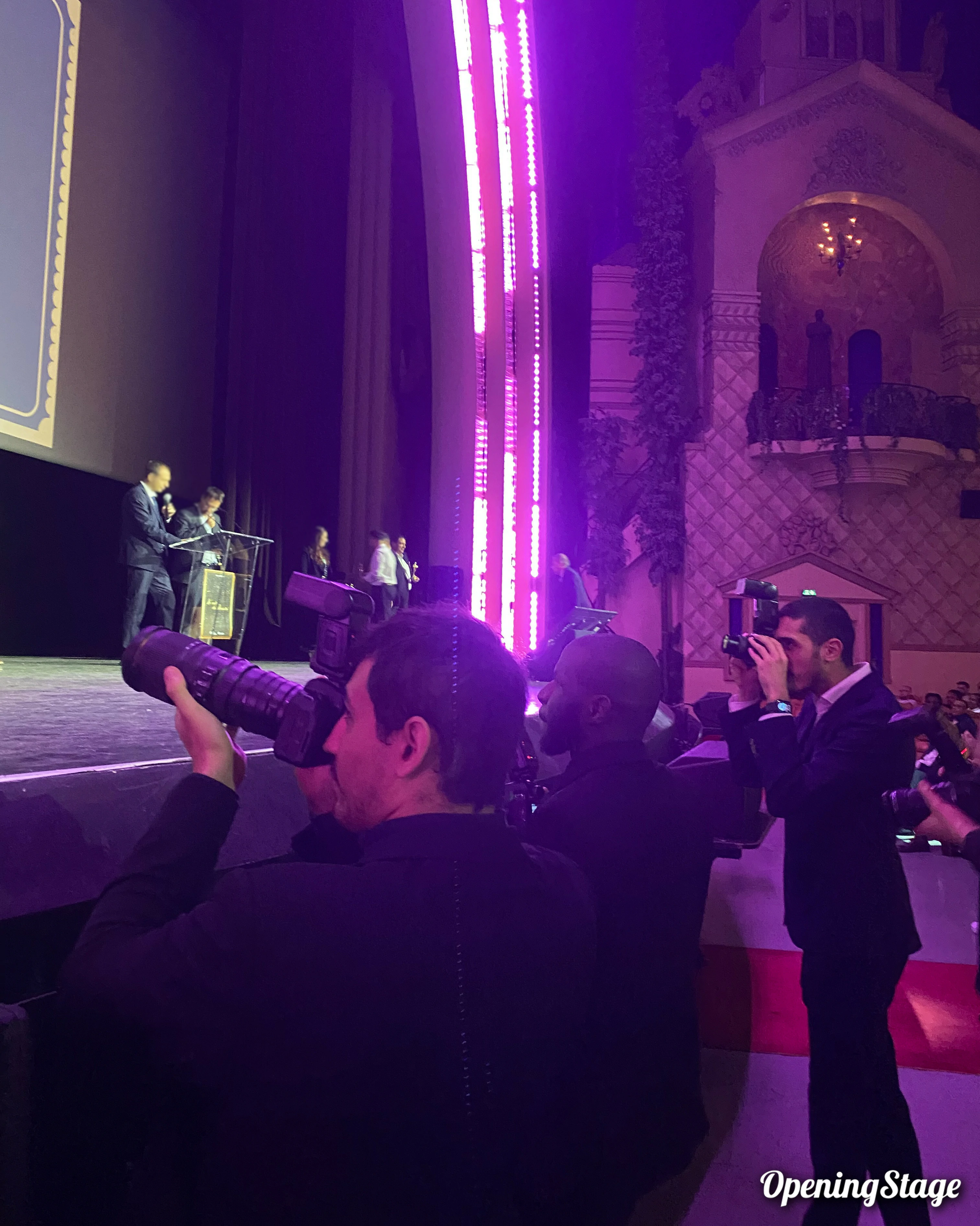 Nos faux paparazzis, comédiens, dans Le Grand Rex pour un gala d'entreprise