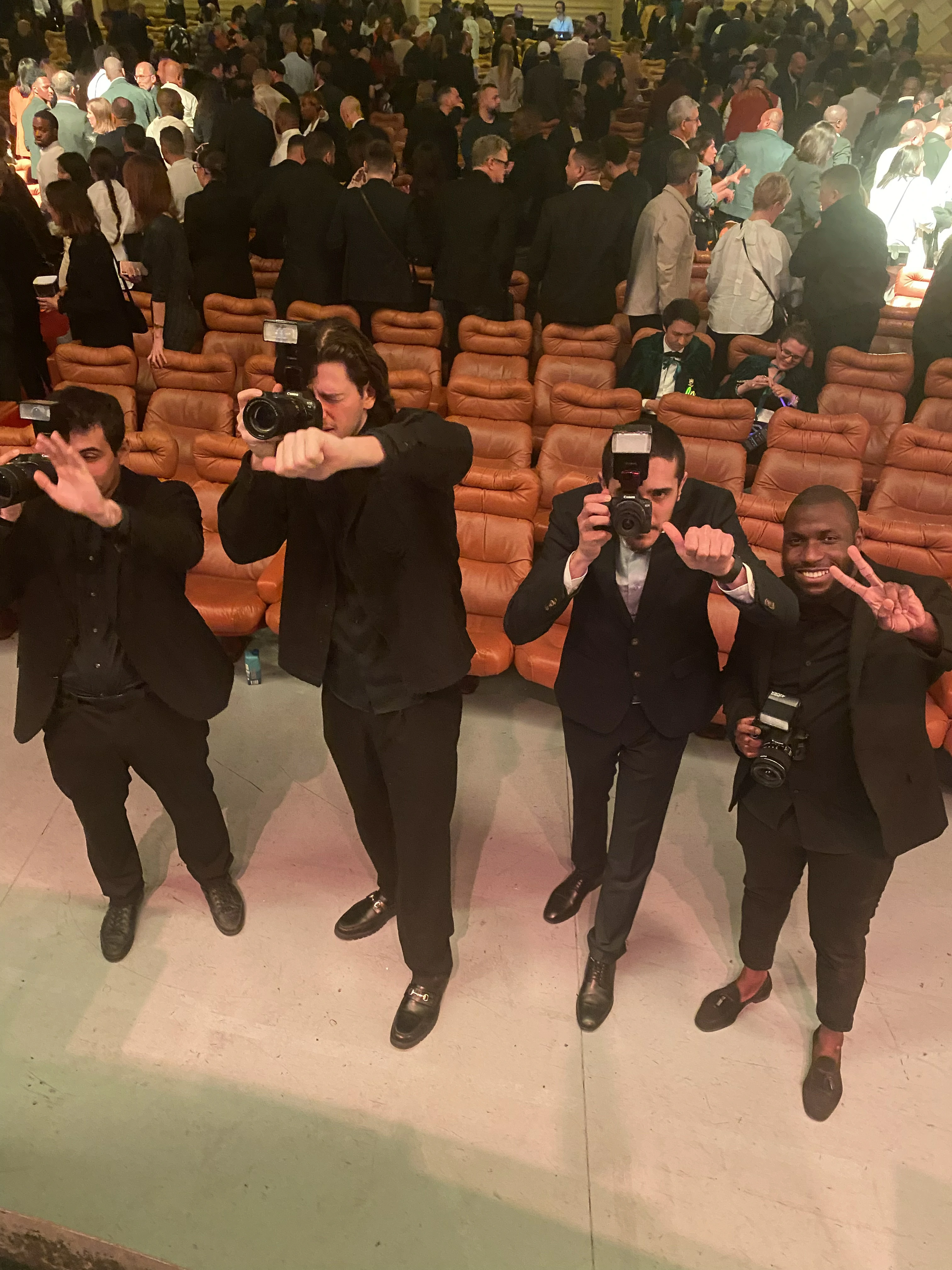 Nos faux paparazzis, comédiens, dans Le Grand Rex pour un gala d'entreprise