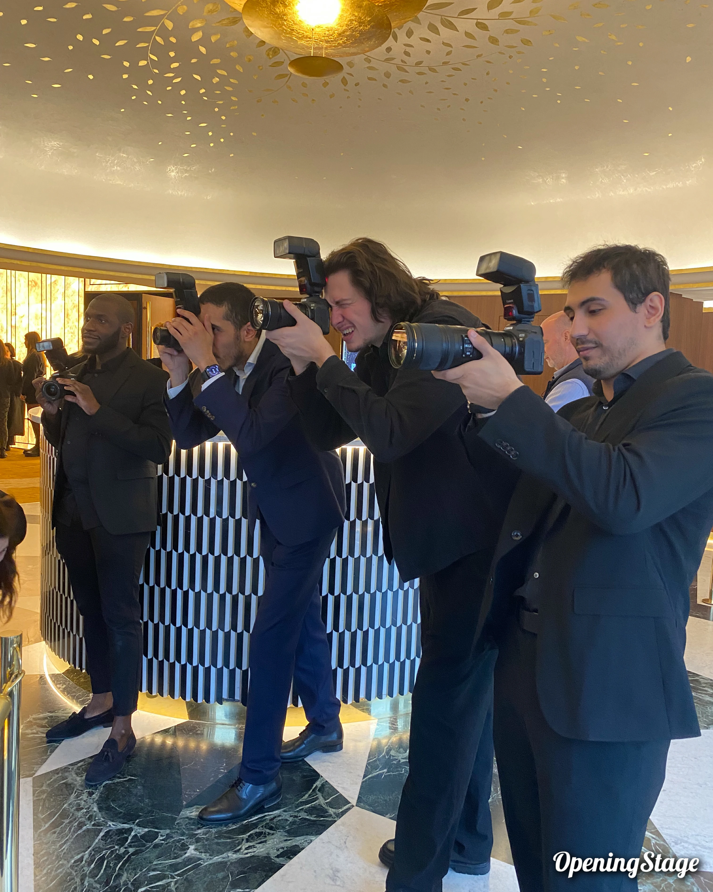 Nos faux paparazzis, comédiens, dans Le Grand Rex pour un gala d'entreprise