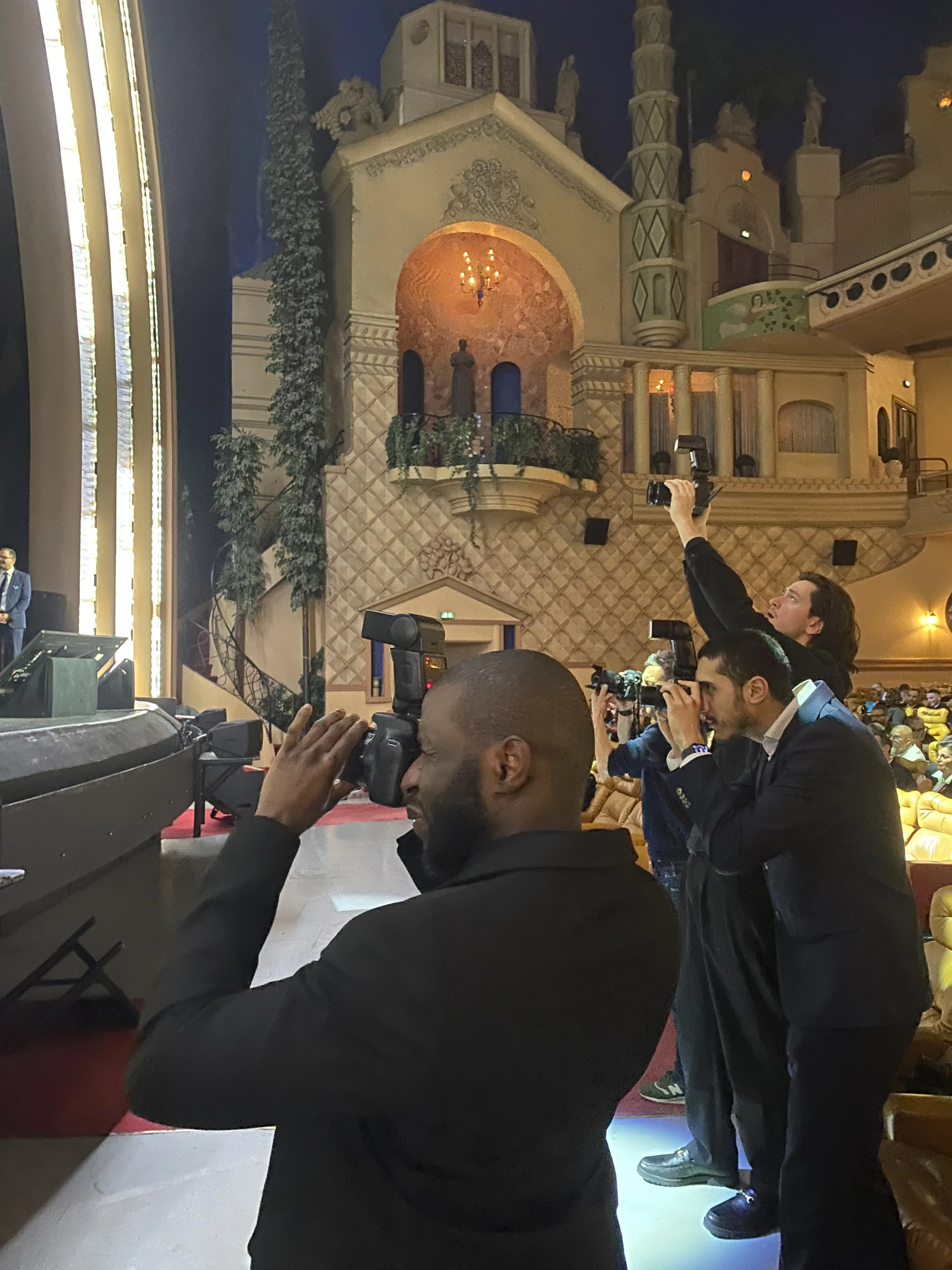 Nos faux paparazzis, comédiens, dans Le Grand Rex pour un gala d'entreprise