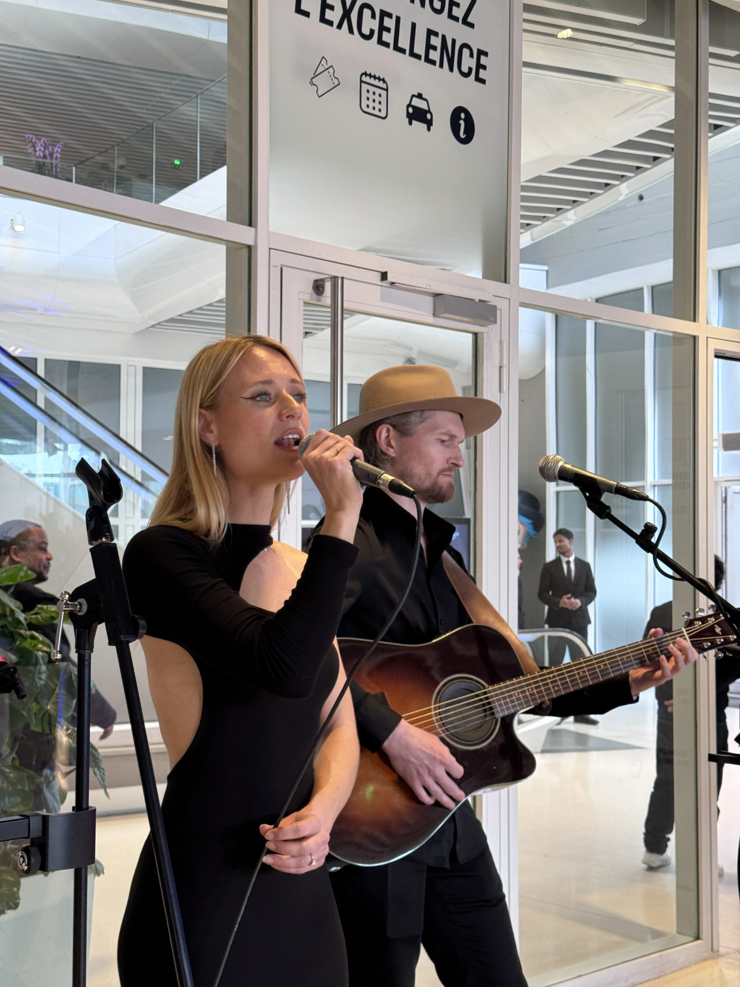 une chanteuse et un guitariste au Parc des princes