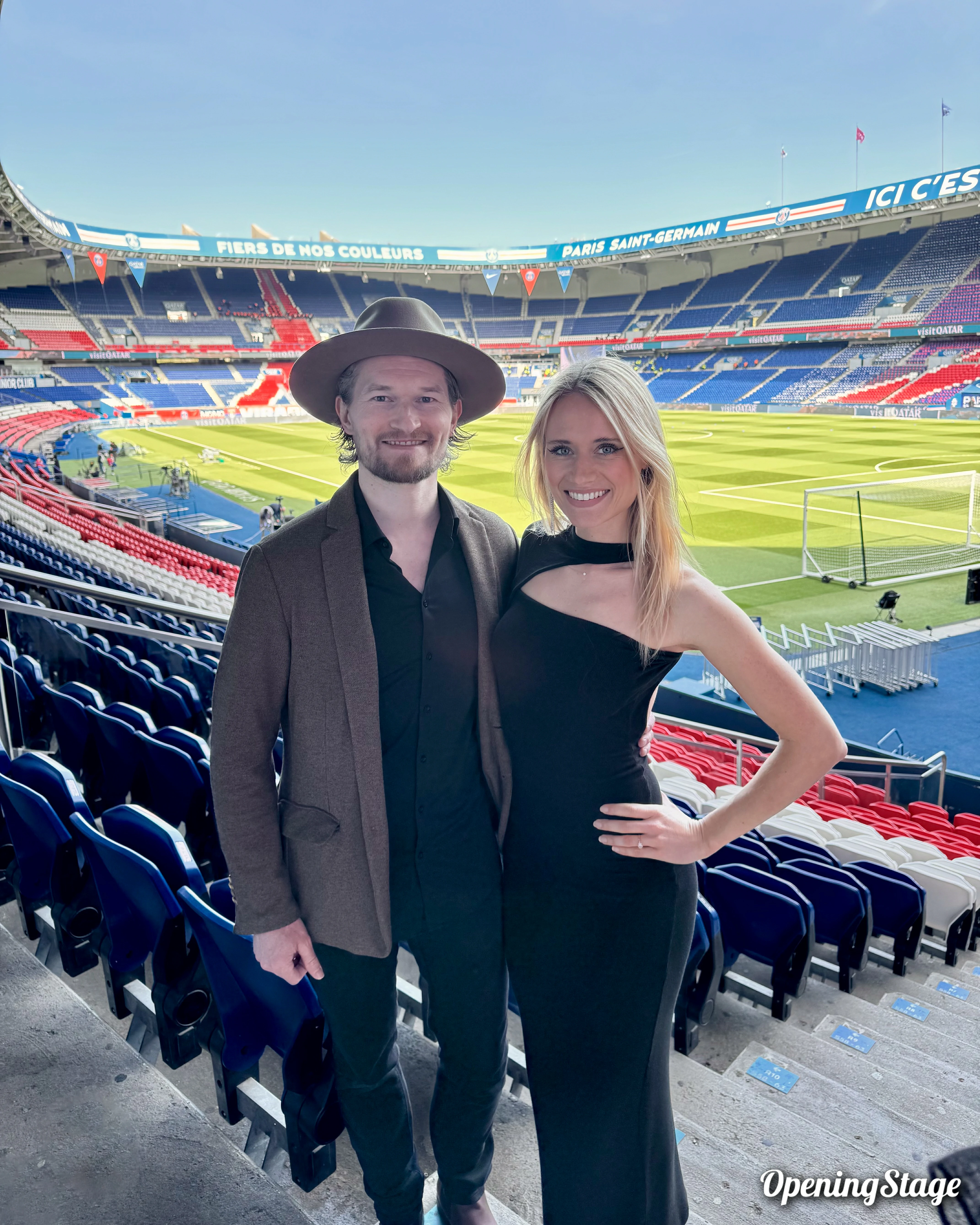 une chanteuse et un guitariste au Parc des princes
