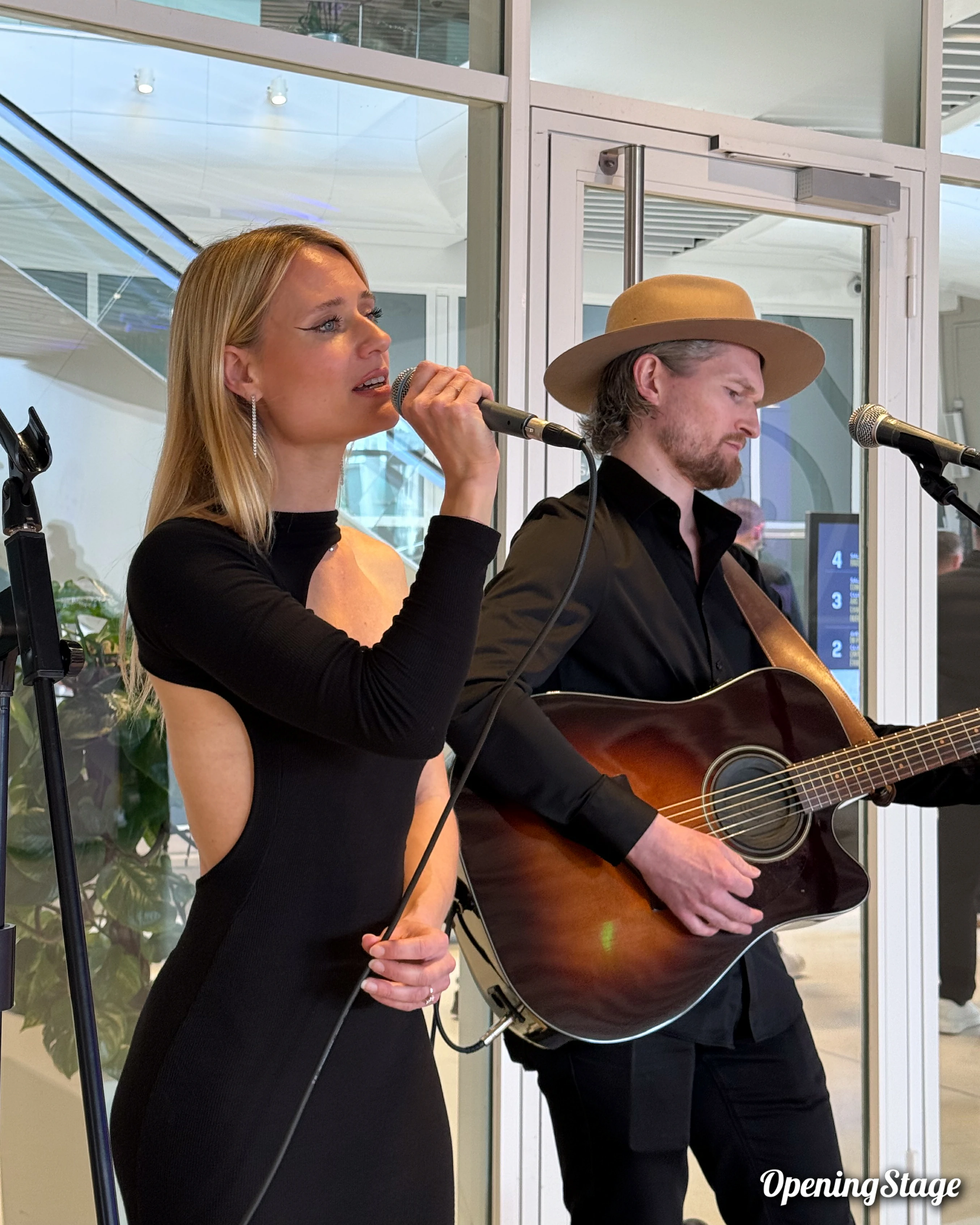 une chanteuse et un guitariste au Parc des princes