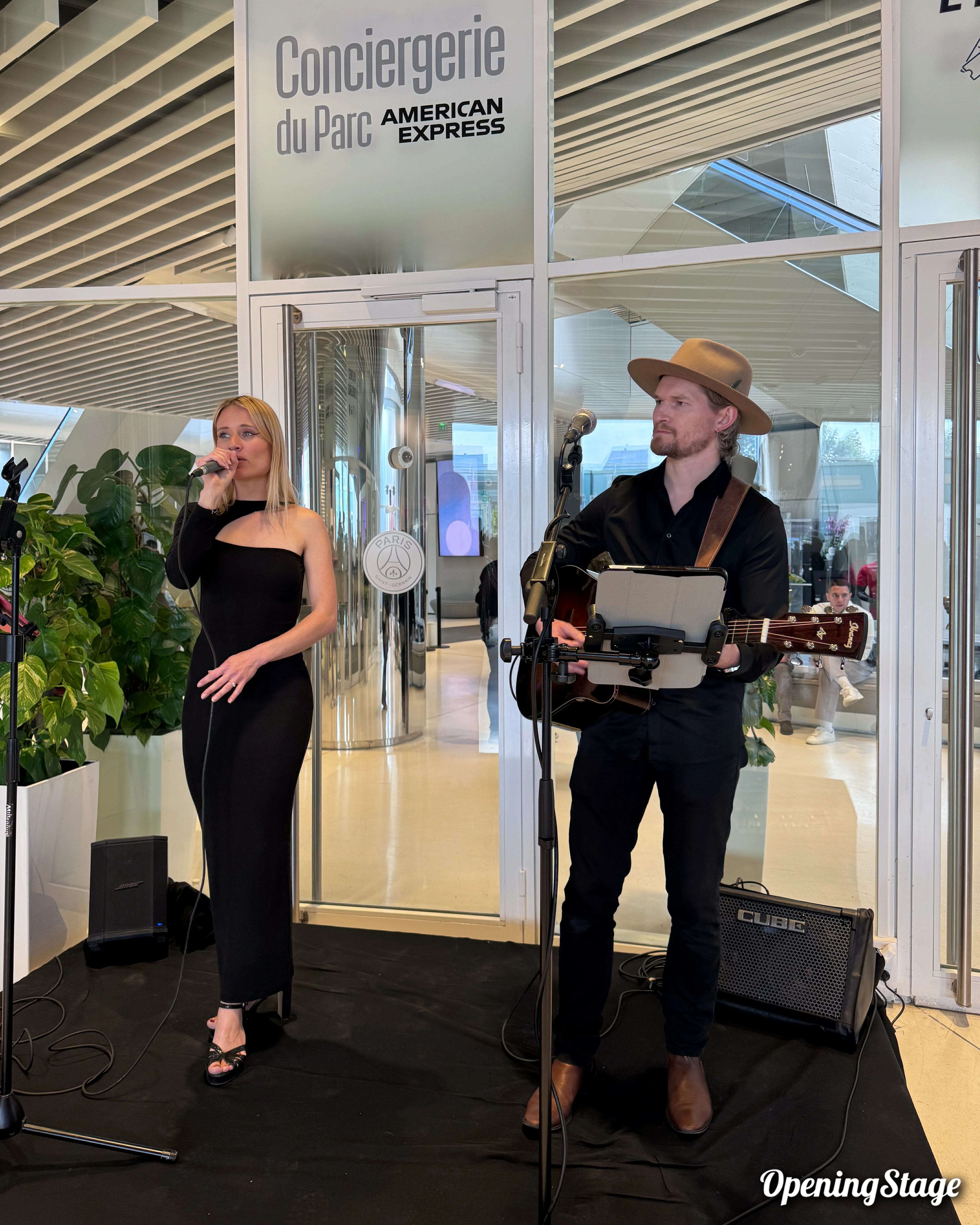 une chanteuse et un guitariste au Parc des princes