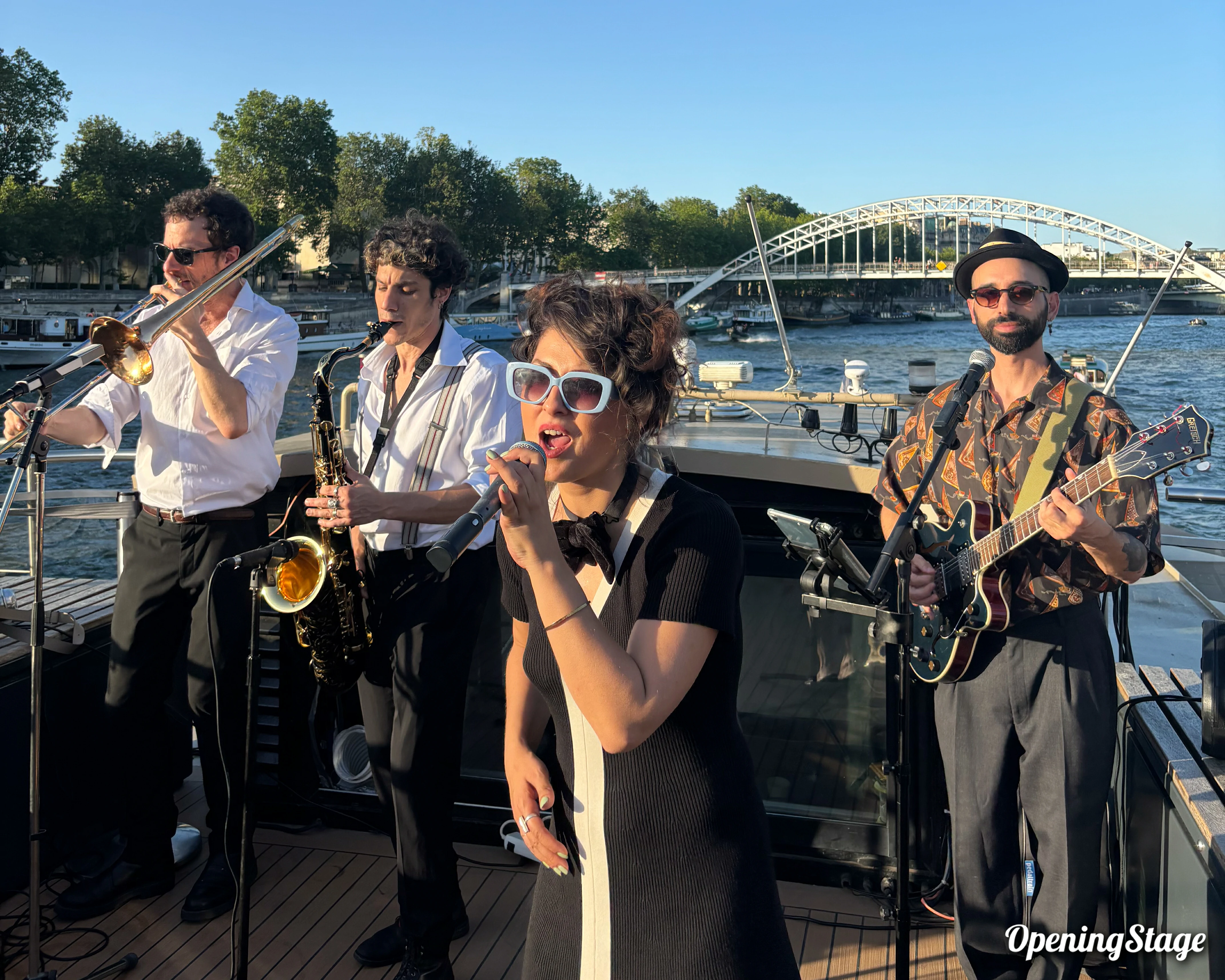 Notre groupe bossa pop sur une péniche à Paris sur la Seine
