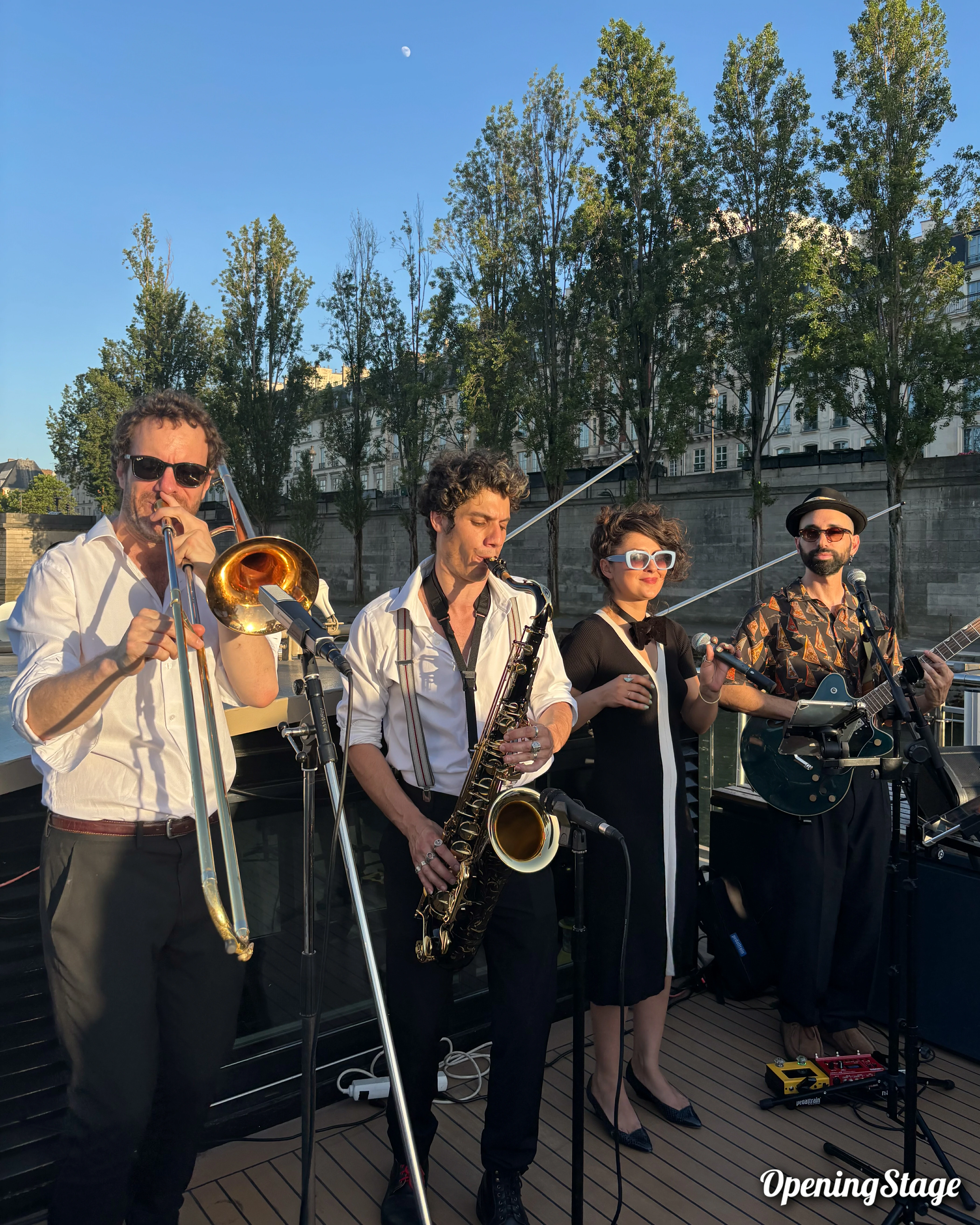 Notre groupe bossa pop sur une péniche à Paris sur la Seine