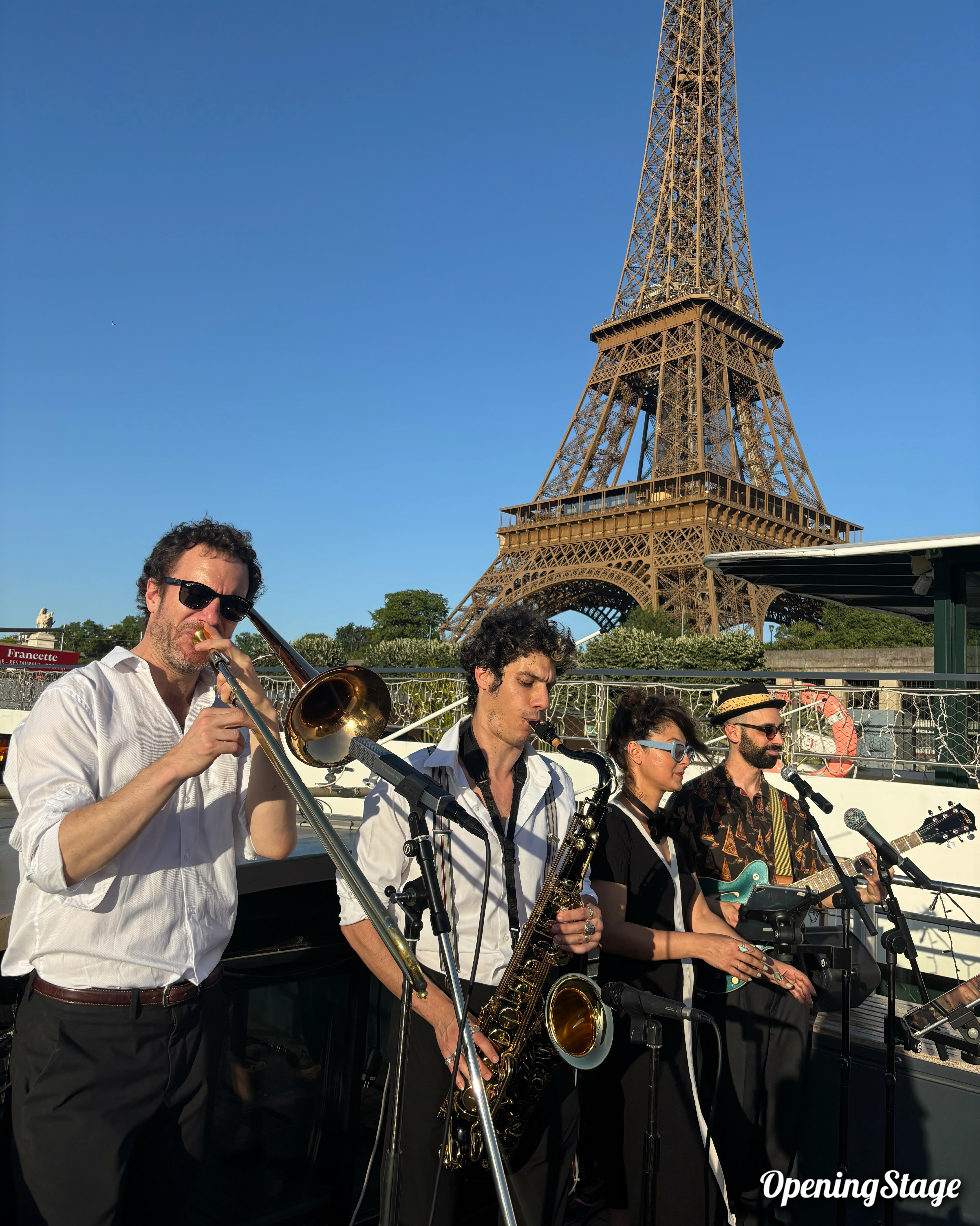 Notre groupe bossa pop sur une péniche à Paris sur la Seine