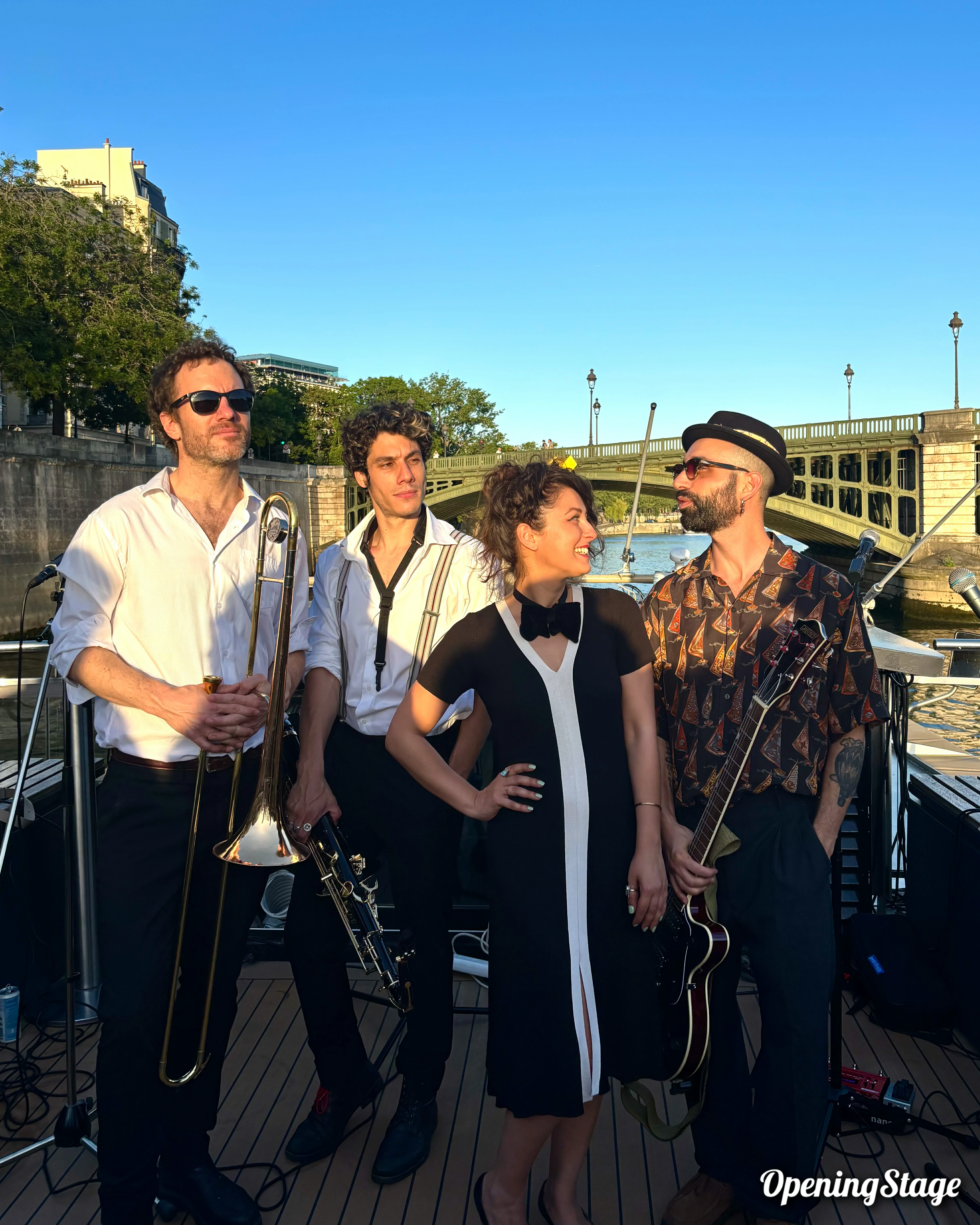 Notre groupe bossa pop sur une péniche à Paris sur la Seine