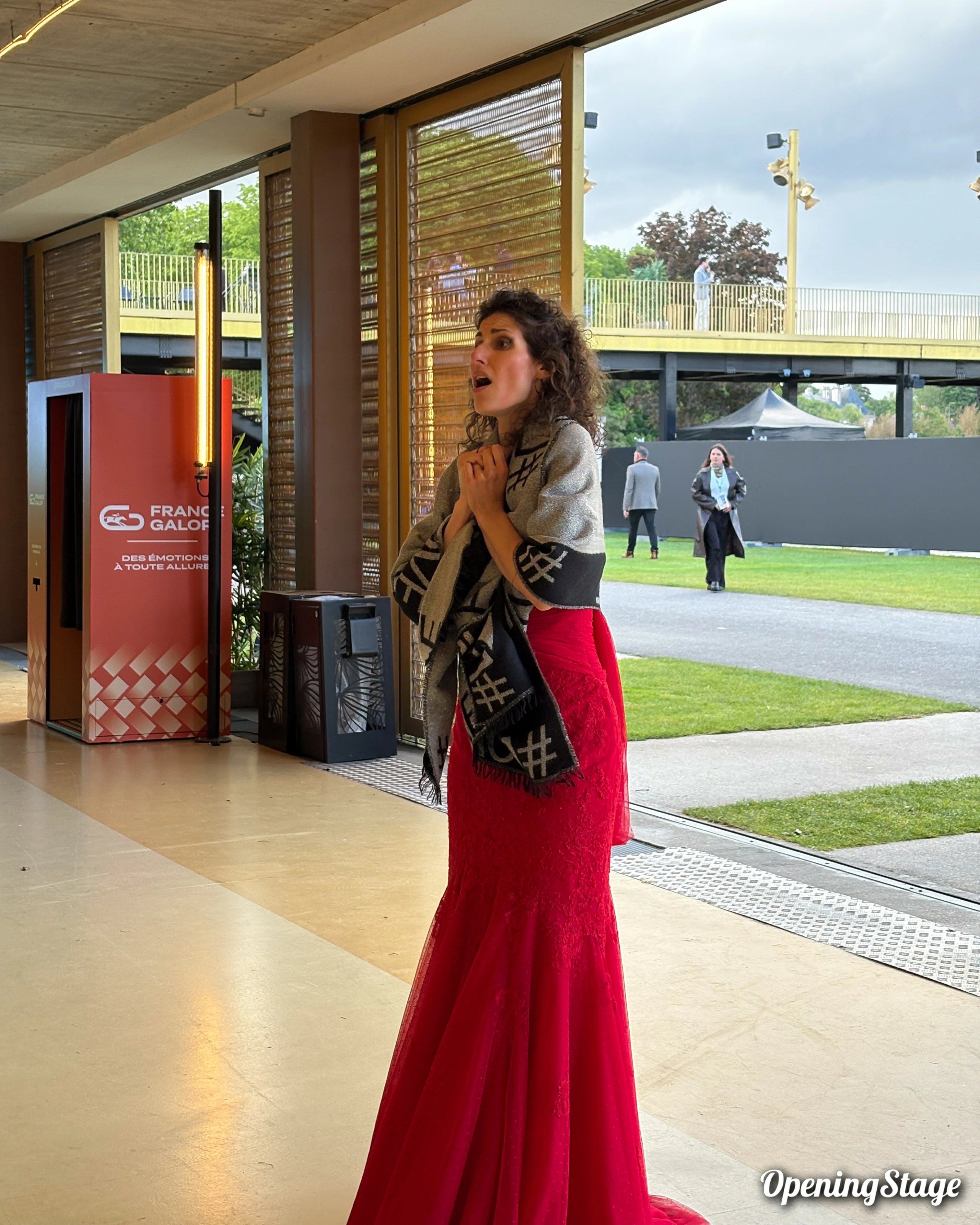 Une cantatrice d'opéra à l'hippodrome aux Jeuxdi by Longchamp avec France Galop