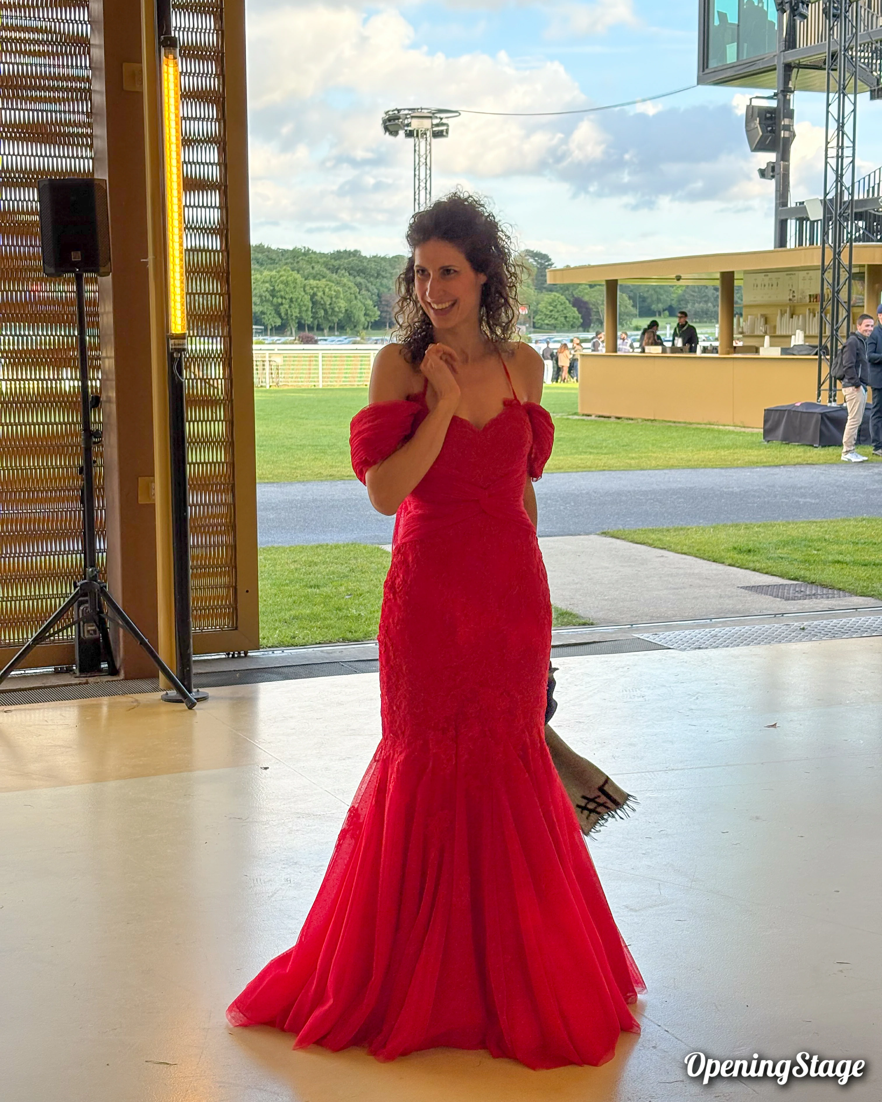 Une cantatrice d'opéra à l'hippodrome aux Jeuxdi by Longchamp avec France Galop