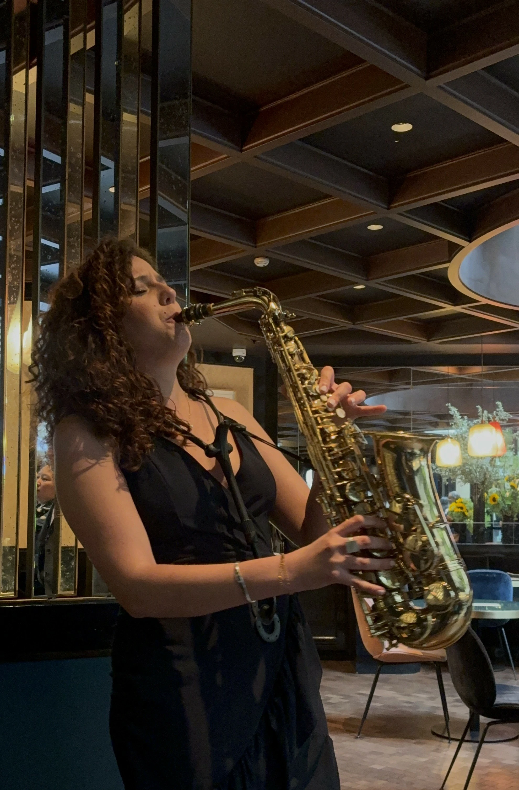 Une saxophoniste dans une hôtel à Paris, le Roch Hotel & Spa