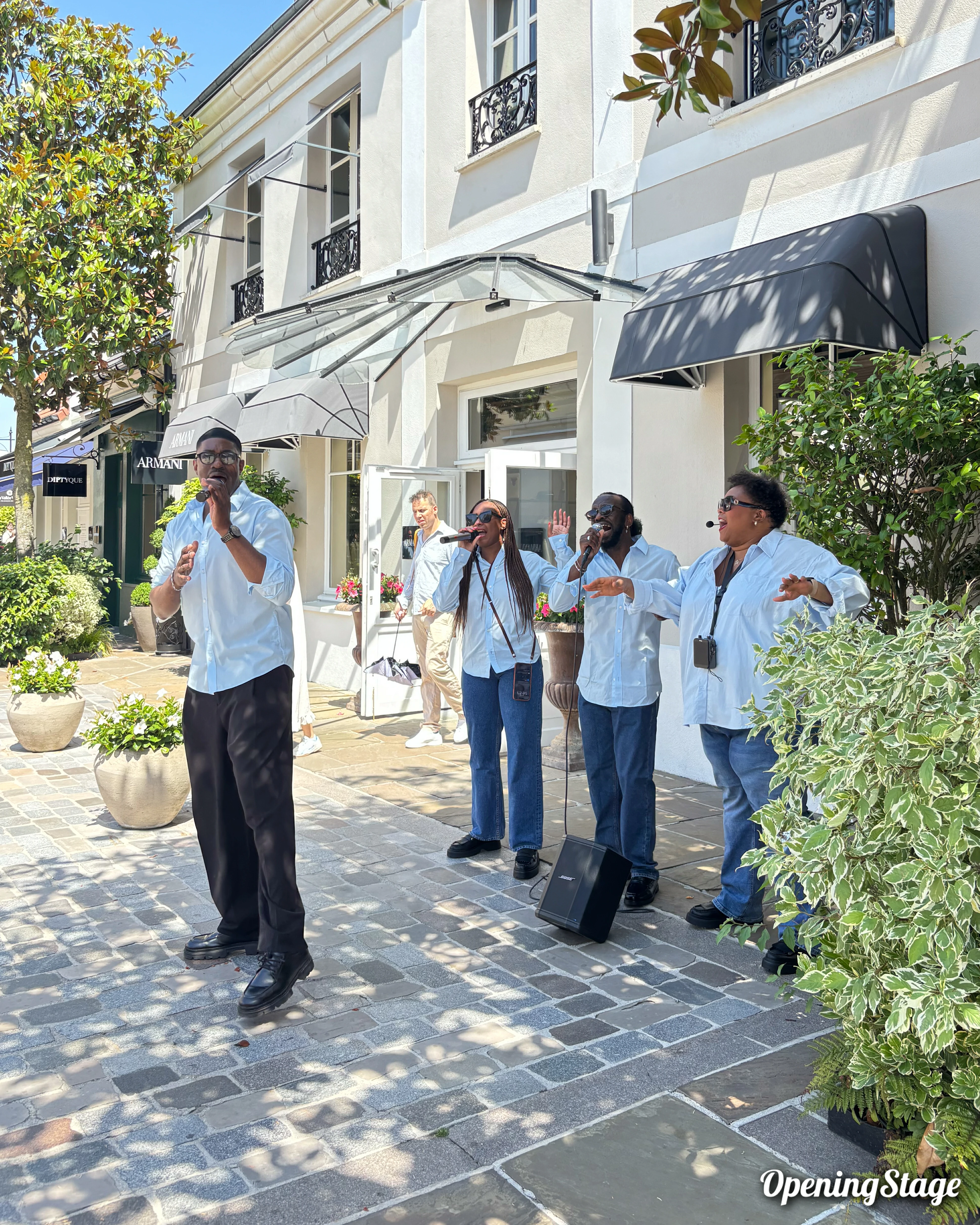 Notre gospel en déambulation à La Vallée Village pour la fête nationale
