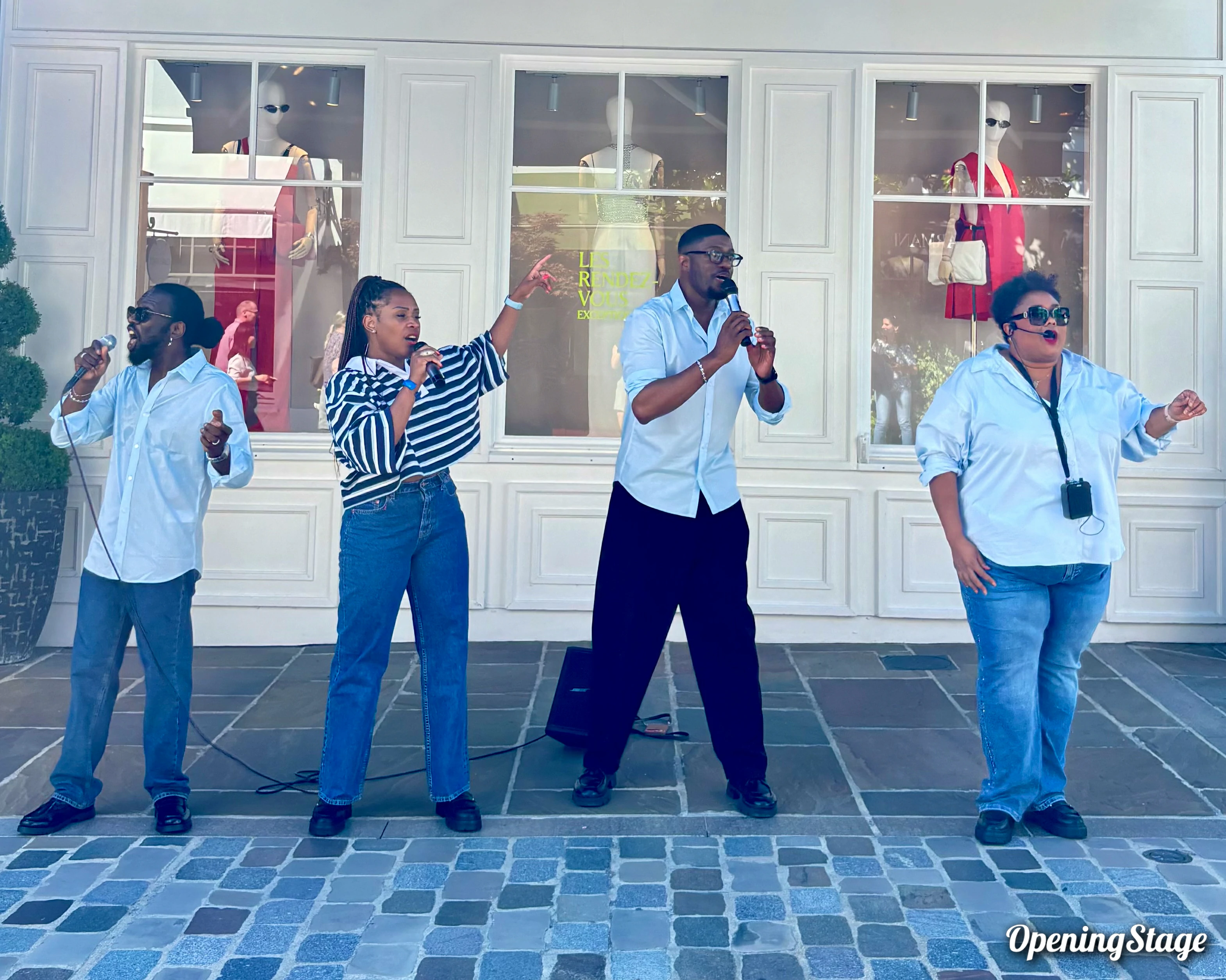 Notre gospel en déambulation à La Vallée Village pour la fête nationale