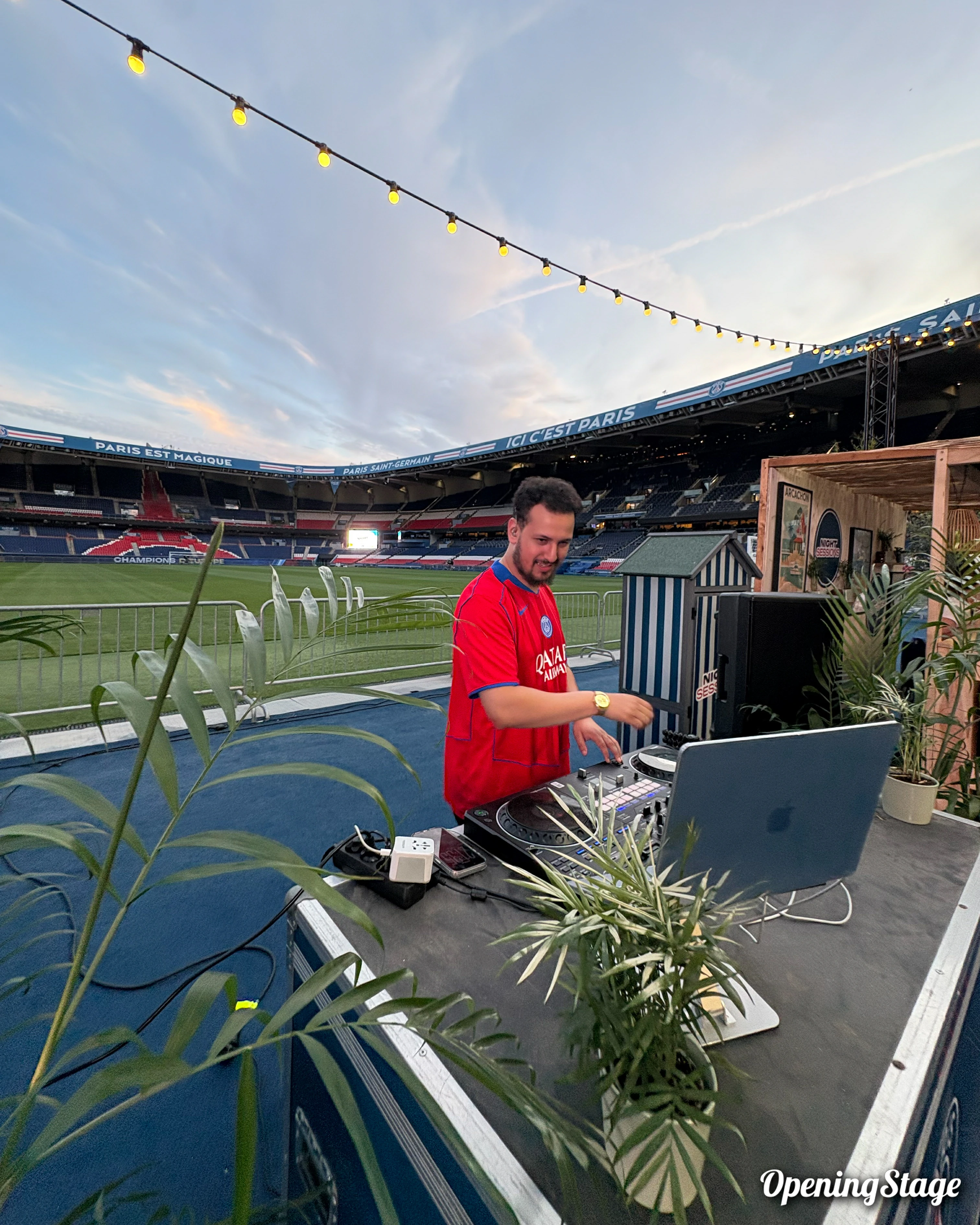 Notre DJ au bord de la pelouse du Parc des Princes pour les Summer Night Tour du PSG