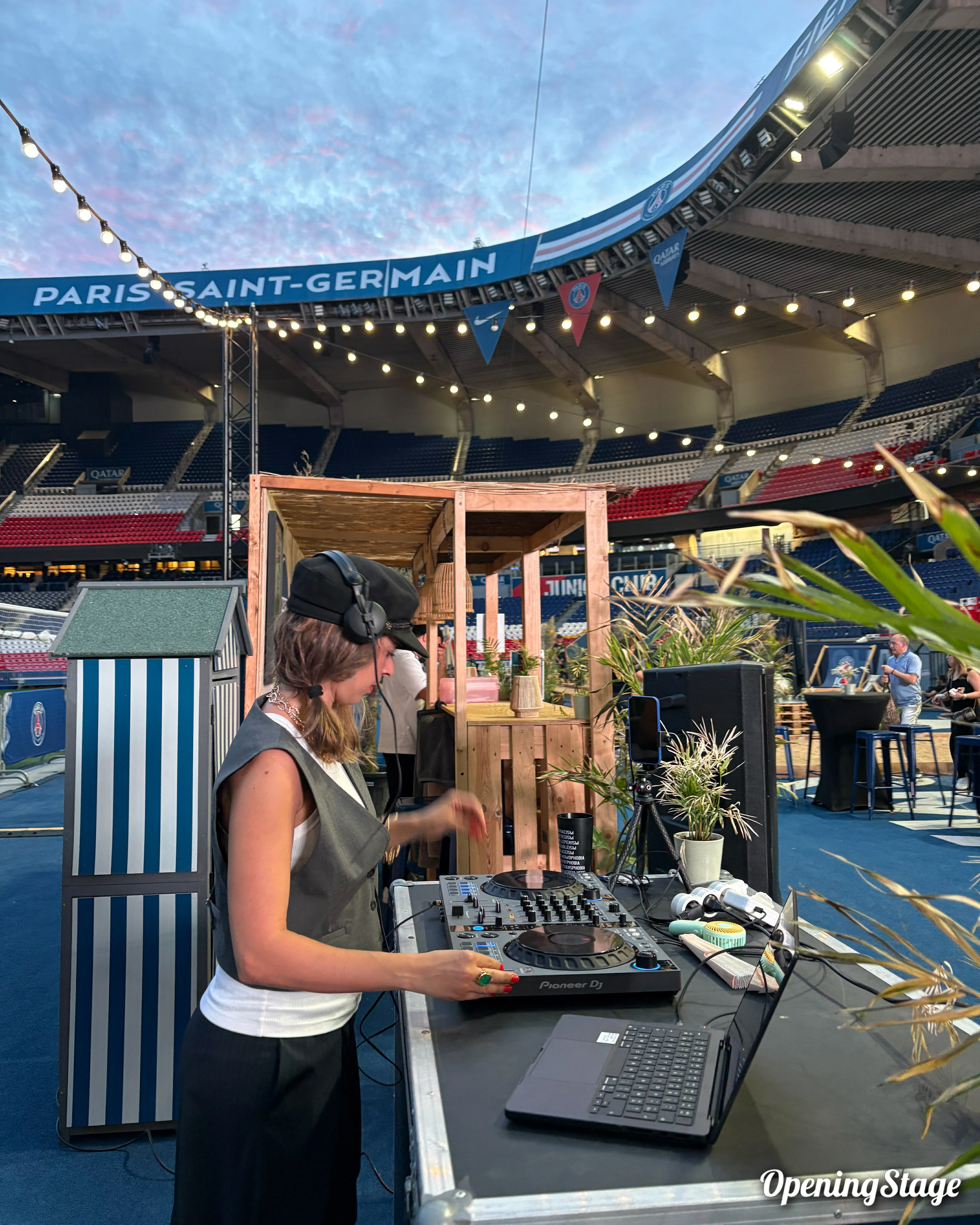 Notre DJ au bord de la pelouse du Parc des Princes pour les Summer Night Tour du PSG