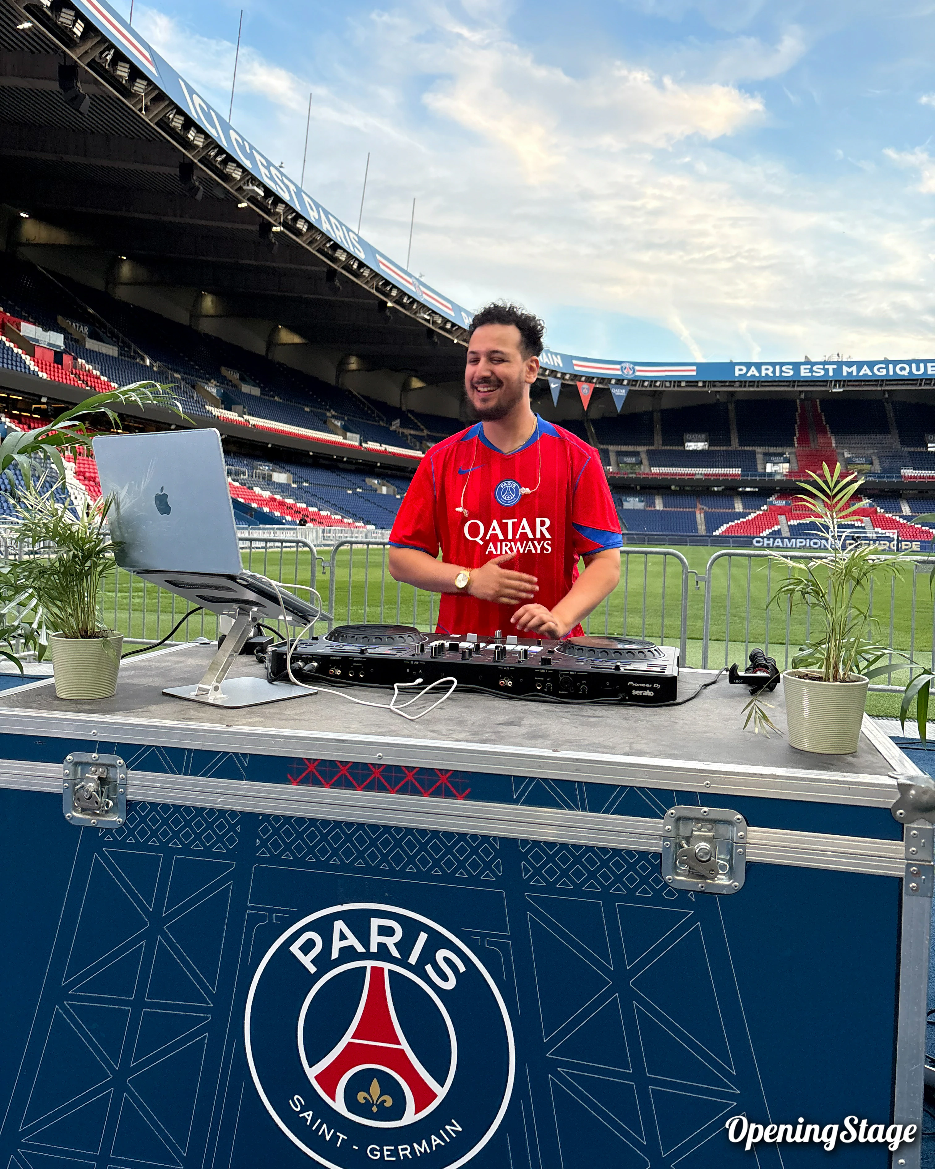 Notre DJ au bord de la pelouse du Parc des Princes pour les Summer Night Tour du PSG