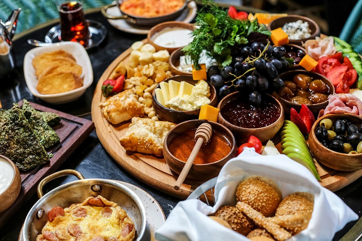 Luxury outdoor Scottsdale brunch setup with desert-inspired décor and artisanal food display.