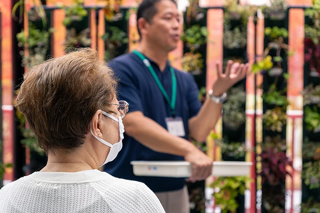 説明を聞くイベント参加者