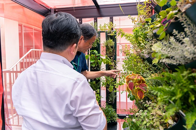 節見を聞くイベント参加者