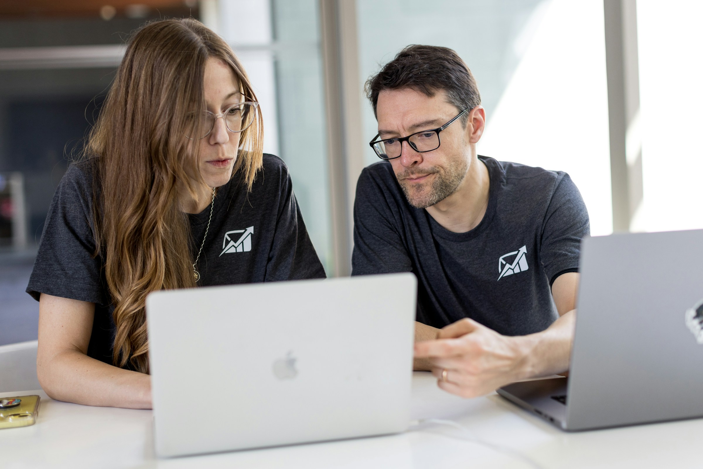 employees on a laptop - Prop Trading vs Hedge Fund
