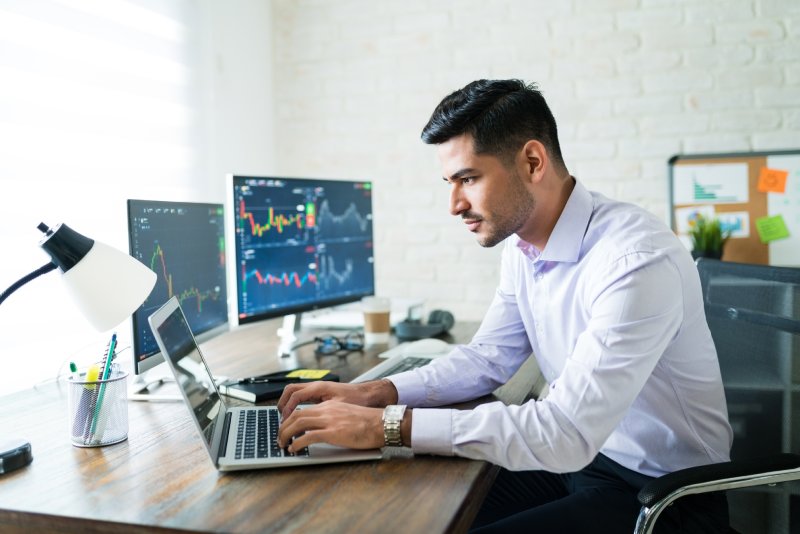 man wearing a white shirt - Day Trading Psychology