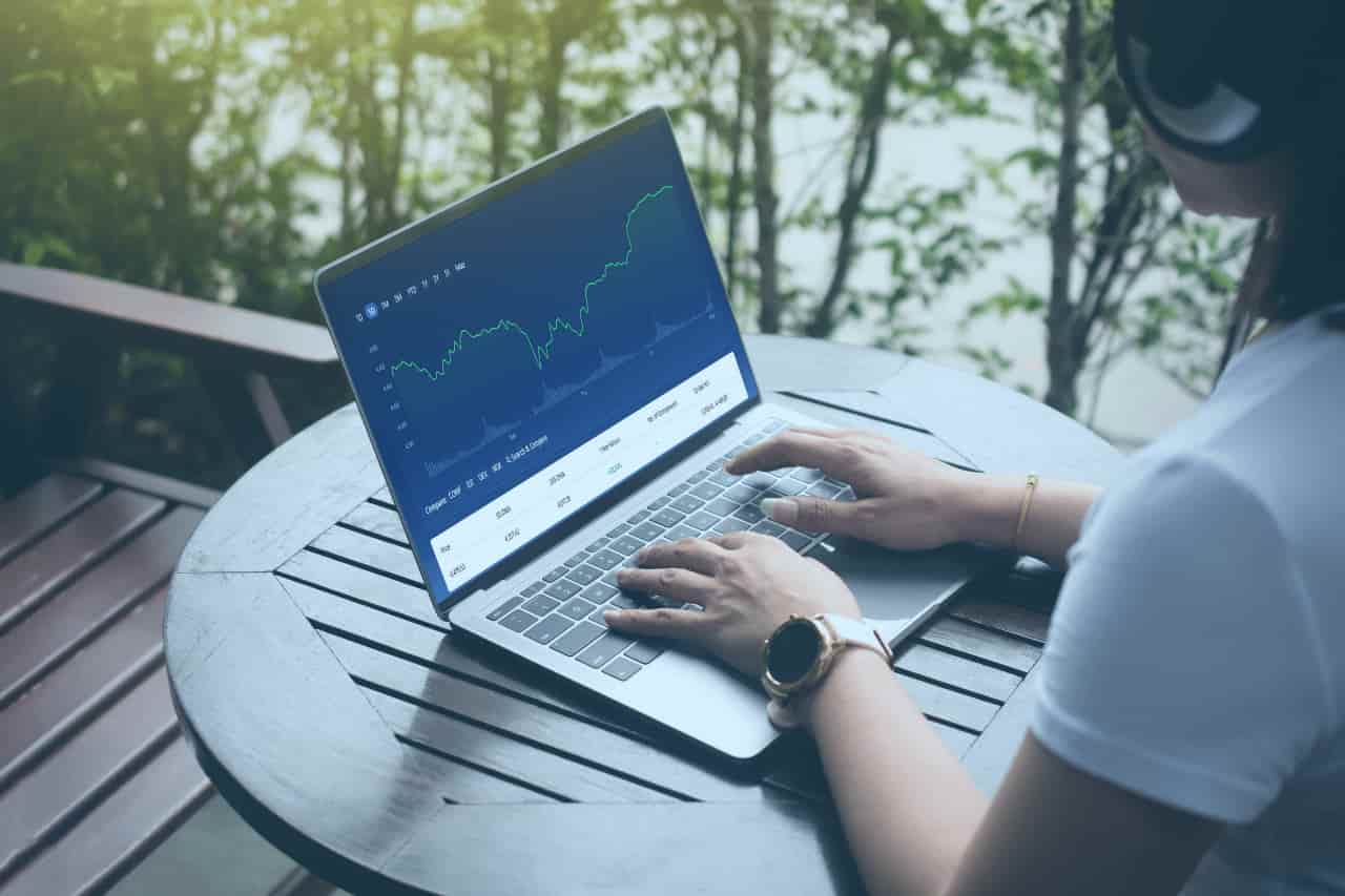 woman trading on a laptop - Day Trading Indices