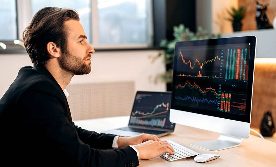 man looking at a rading chart - Day Trading Technical Analysis