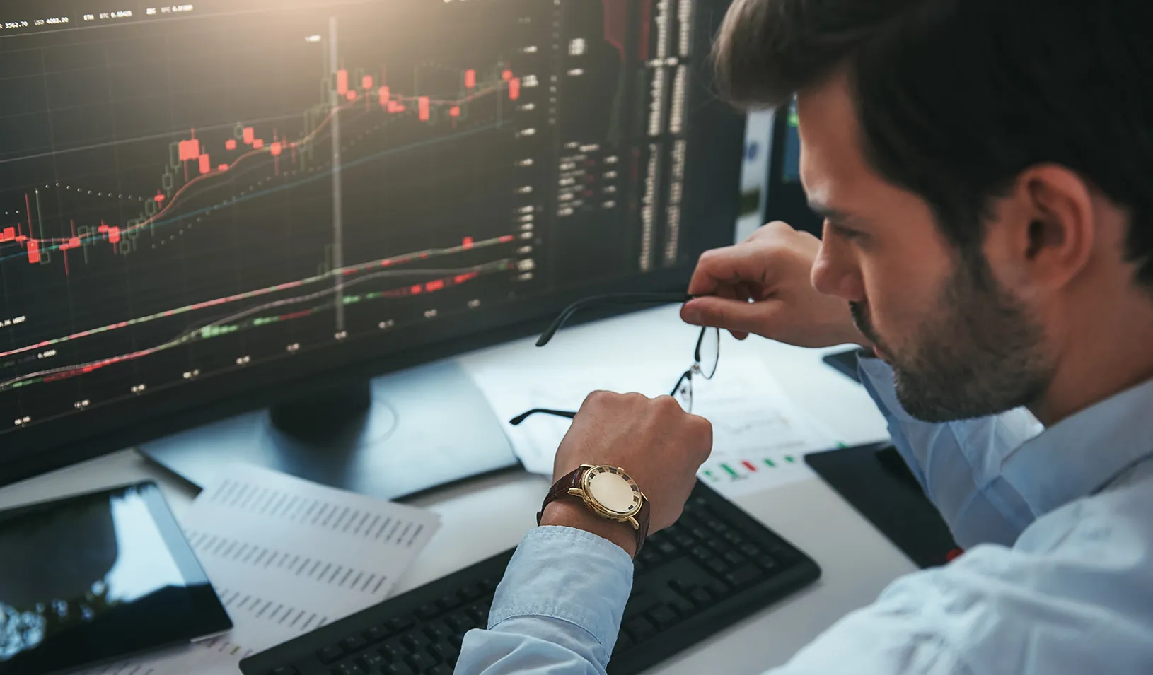 man holding his glasses - Day Trading Technical Analysis