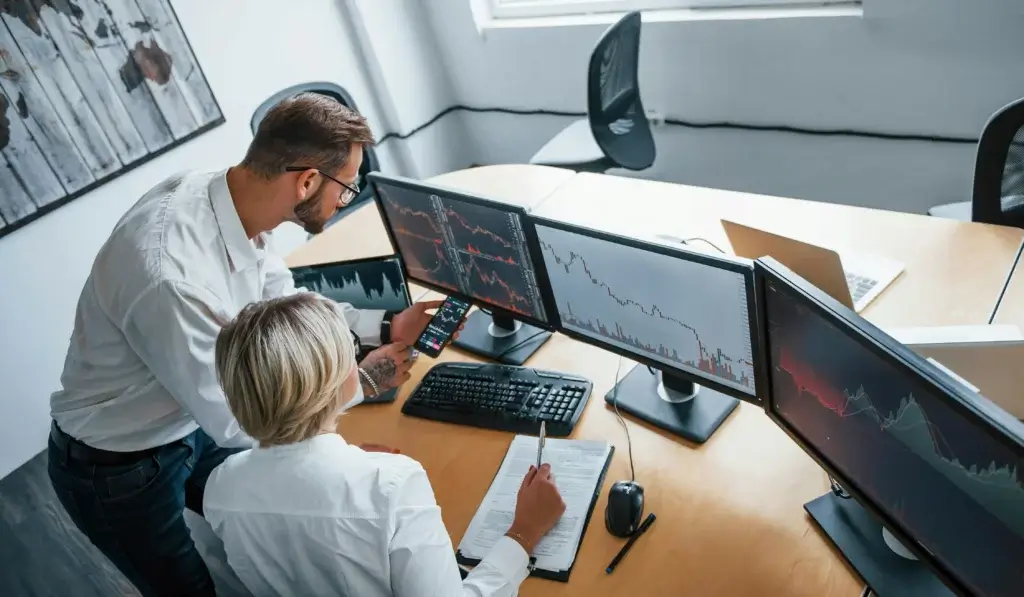 man and woman trading - What Is A Lot Size In Forex