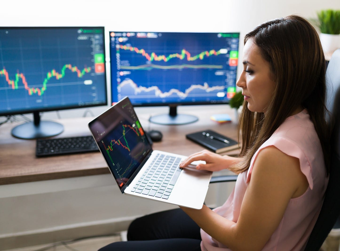 woman holding a laptop - Forex Trading Account Types
